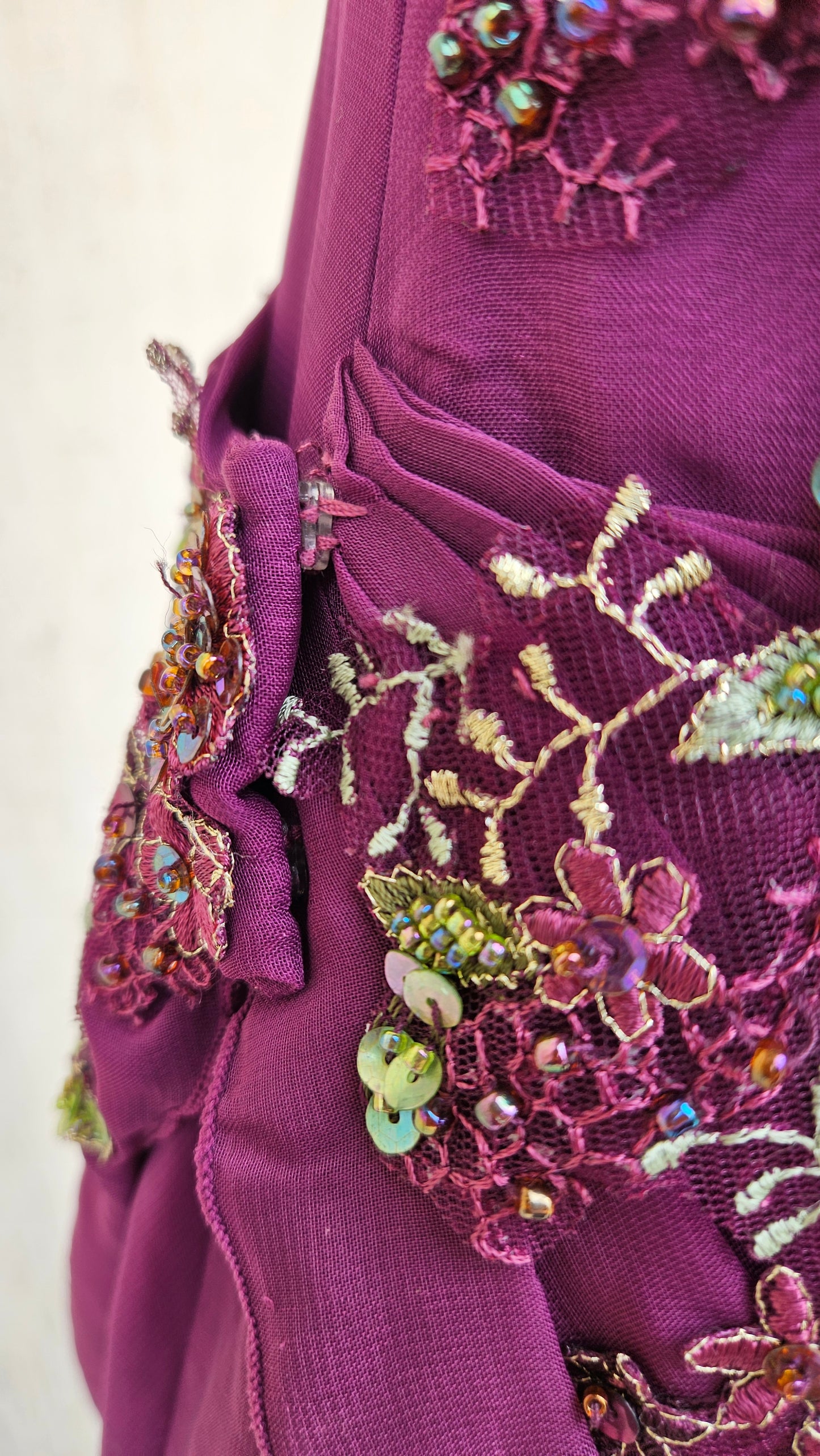 Longueur robe violette avec broderies