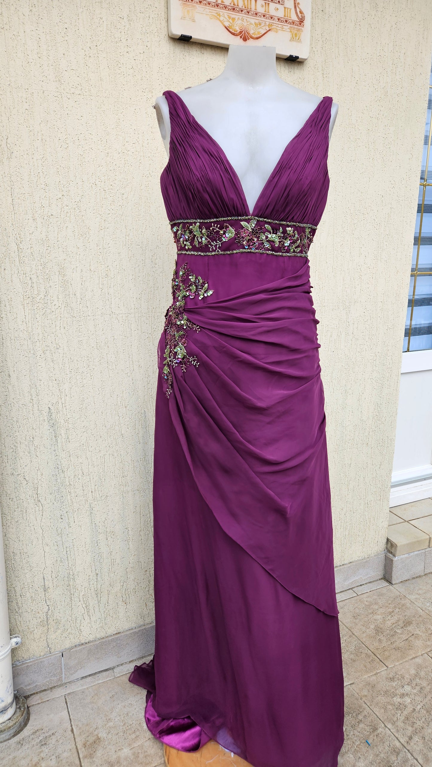 Longueur robe violette avec broderies