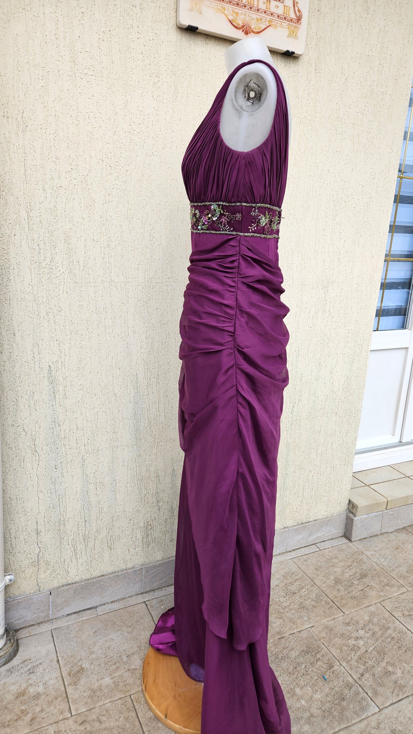Longueur robe violette avec broderies