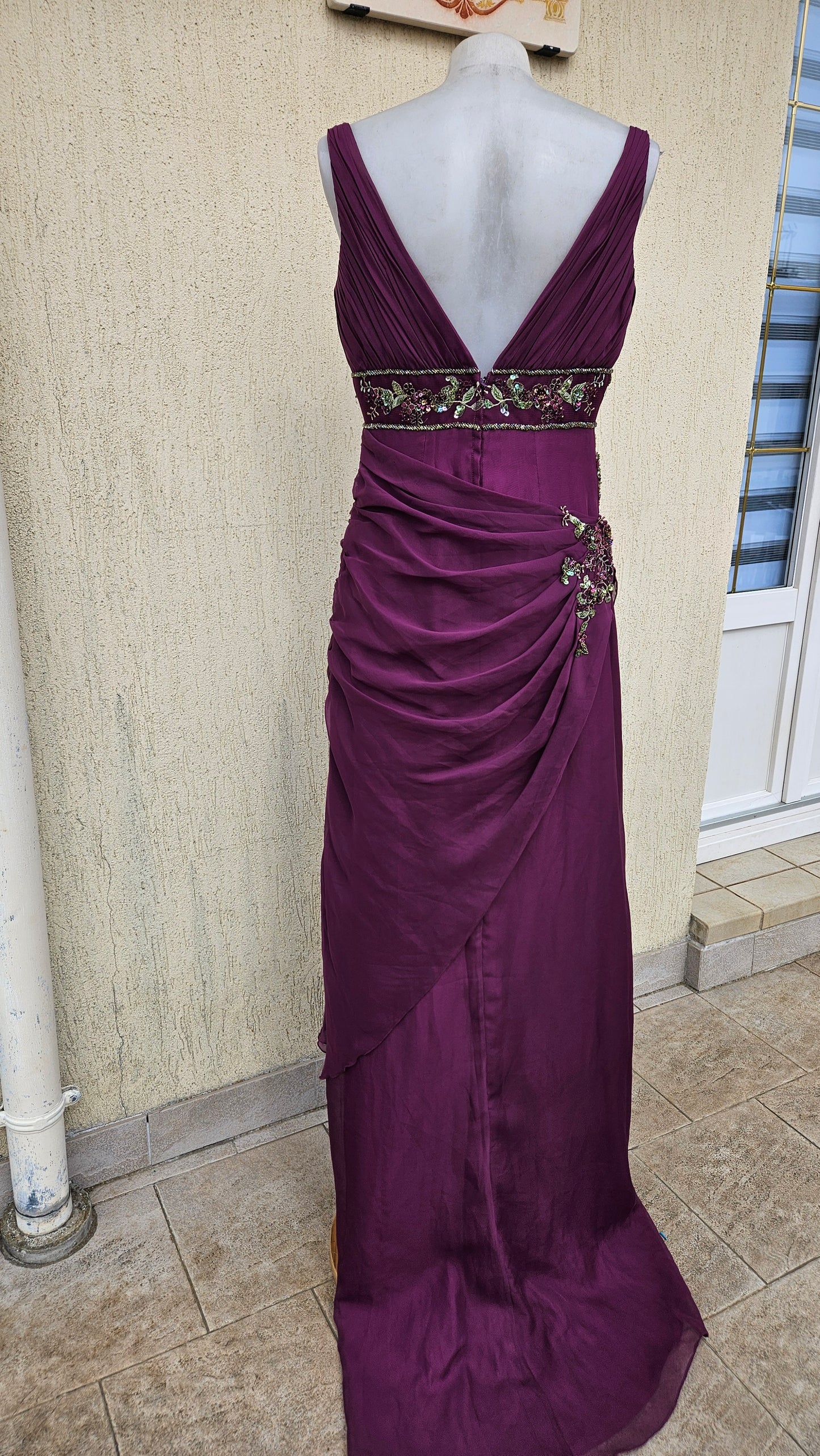 Longueur robe violette avec broderies