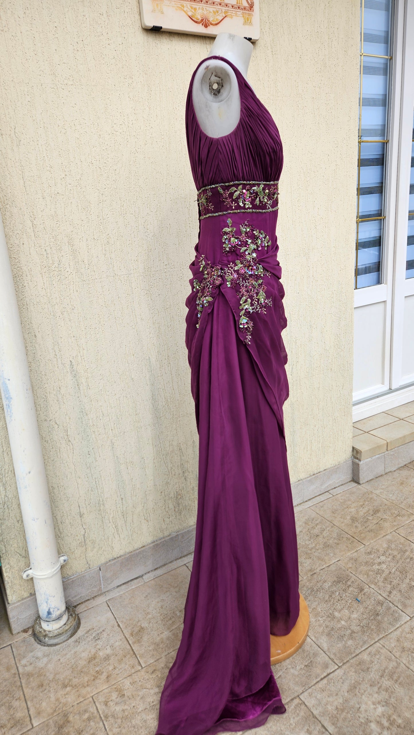 Longueur robe violette avec broderies