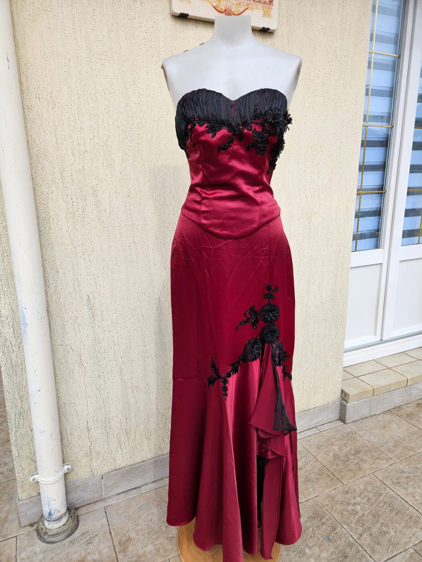 Ensemble de soirée rouge et noir