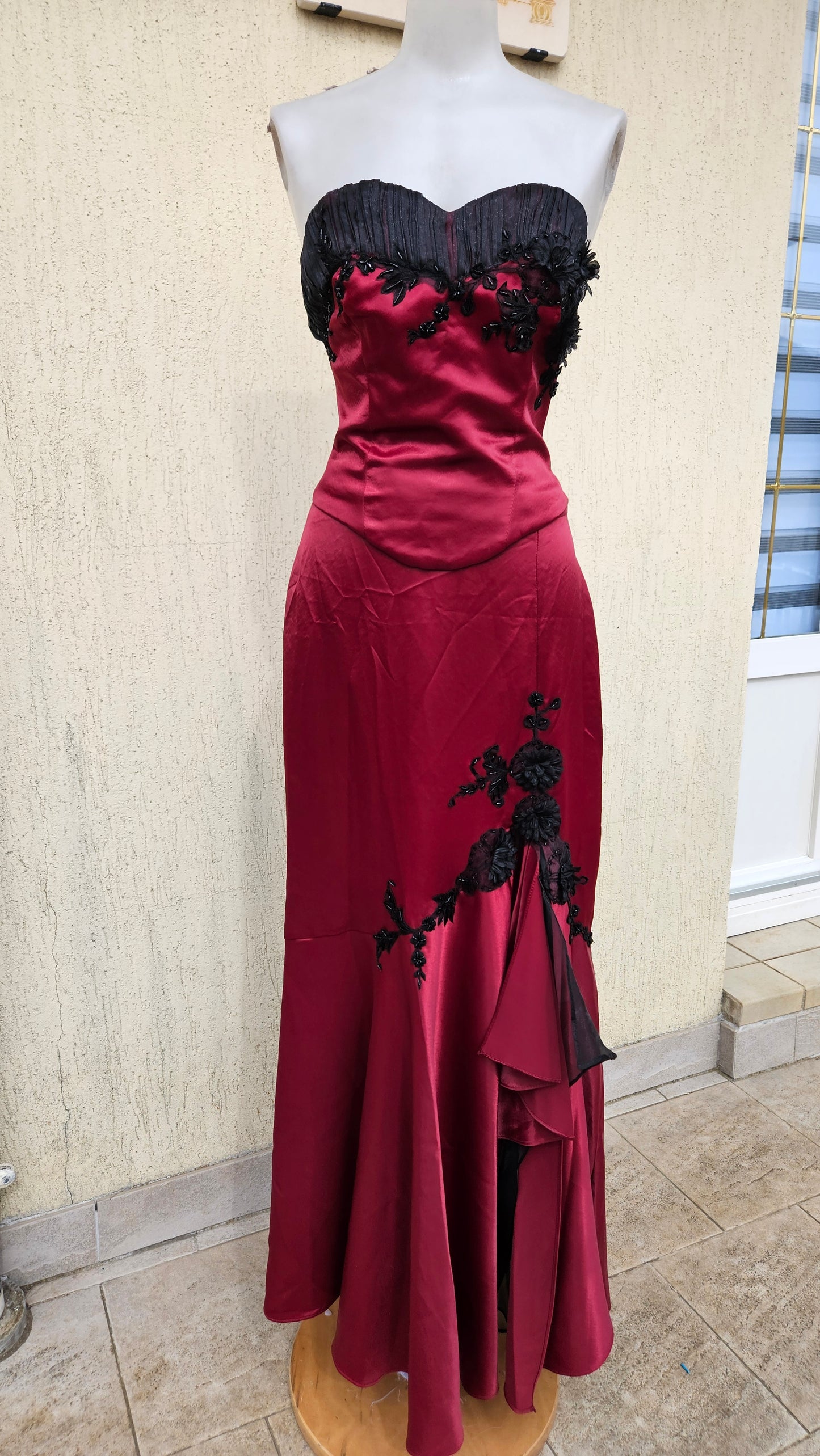 Ensemble de soirée rouge et noir