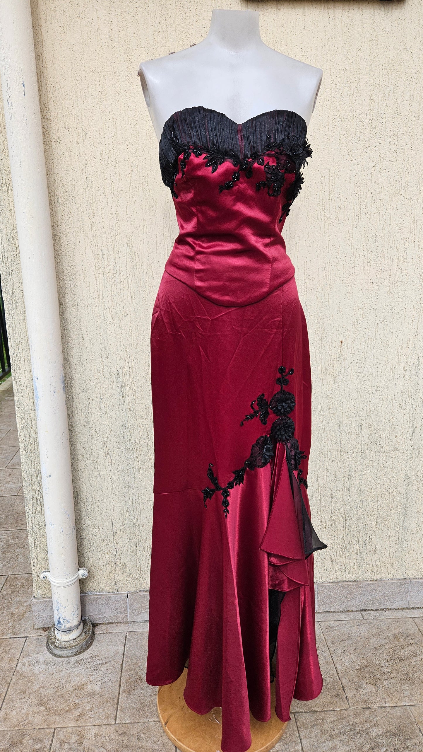 Vintage burgundy satin strapless gown, black lace applique on sweetheart bodice and ruffled side slit, Y2K formal prom dress.