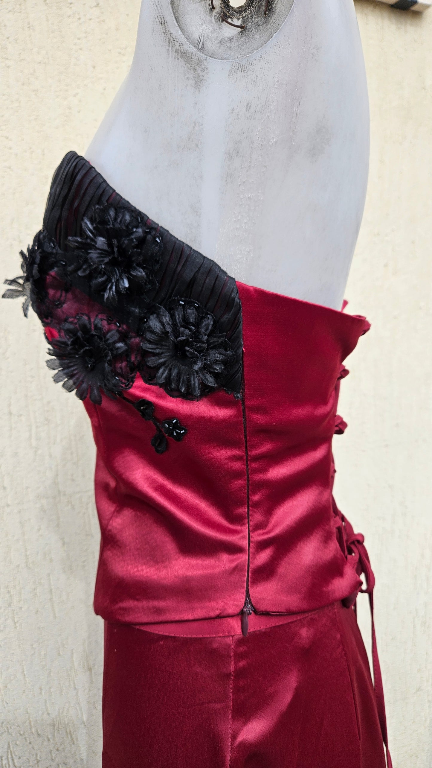 Ensemble de soirée rouge et noir
