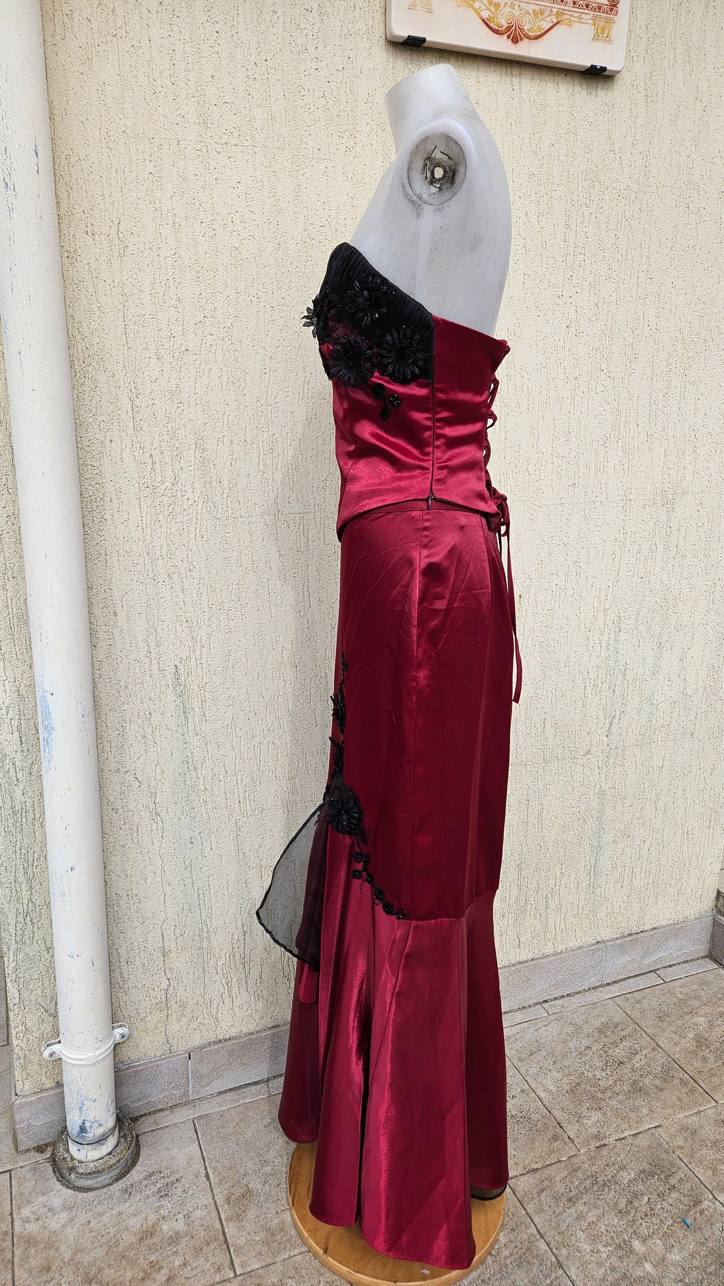 Ensemble de soirée rouge et noir