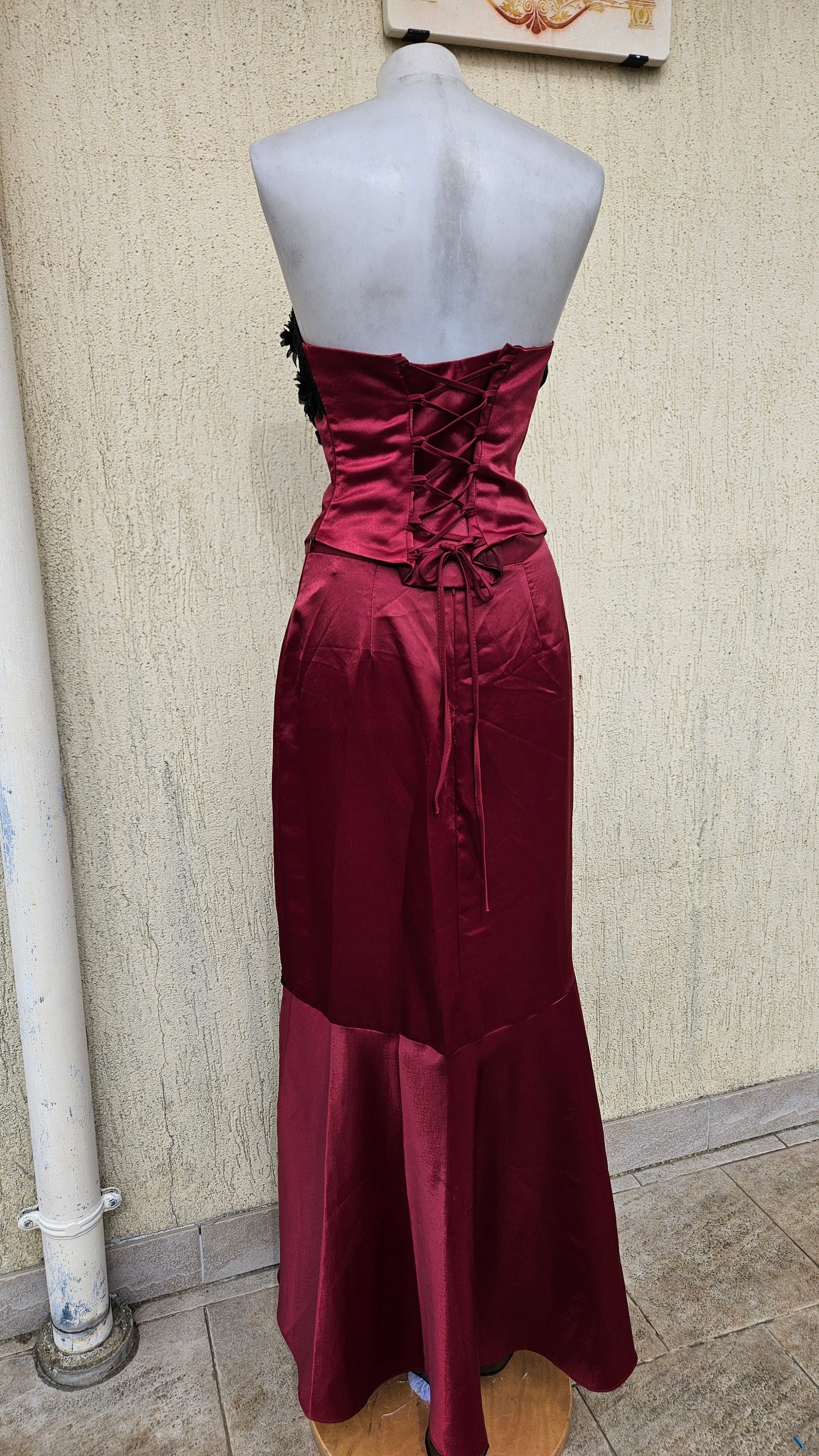 Ensemble de soirée rouge et noir