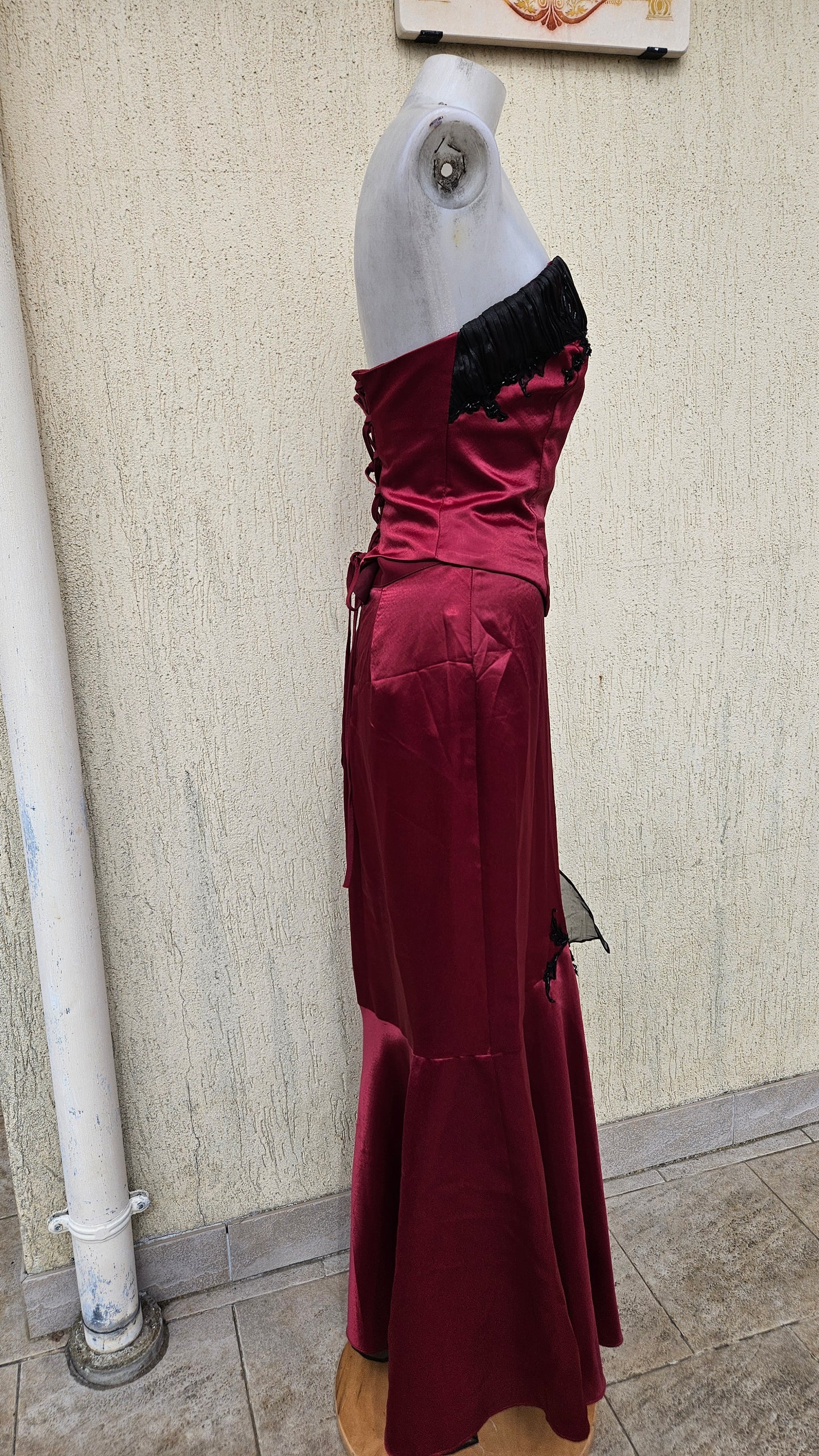 Ensemble de soirée rouge et noir