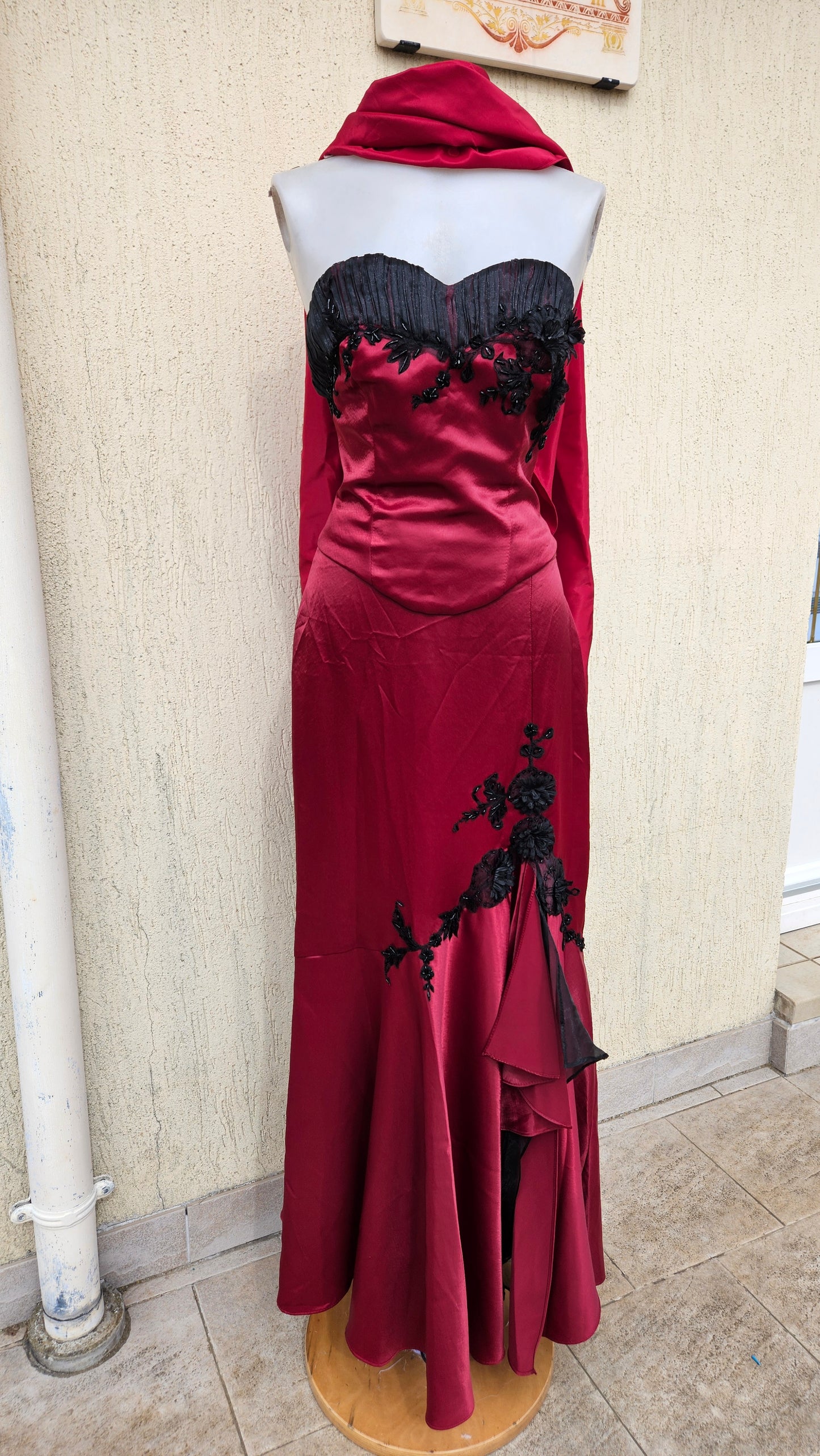 Ensemble de soirée rouge et noir