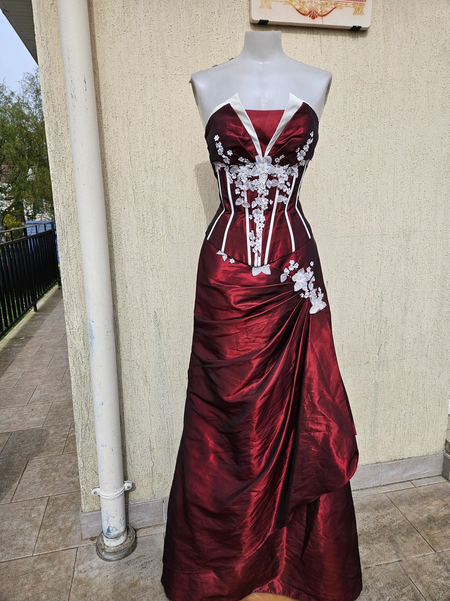 Conjunto de noche rojo y blanco