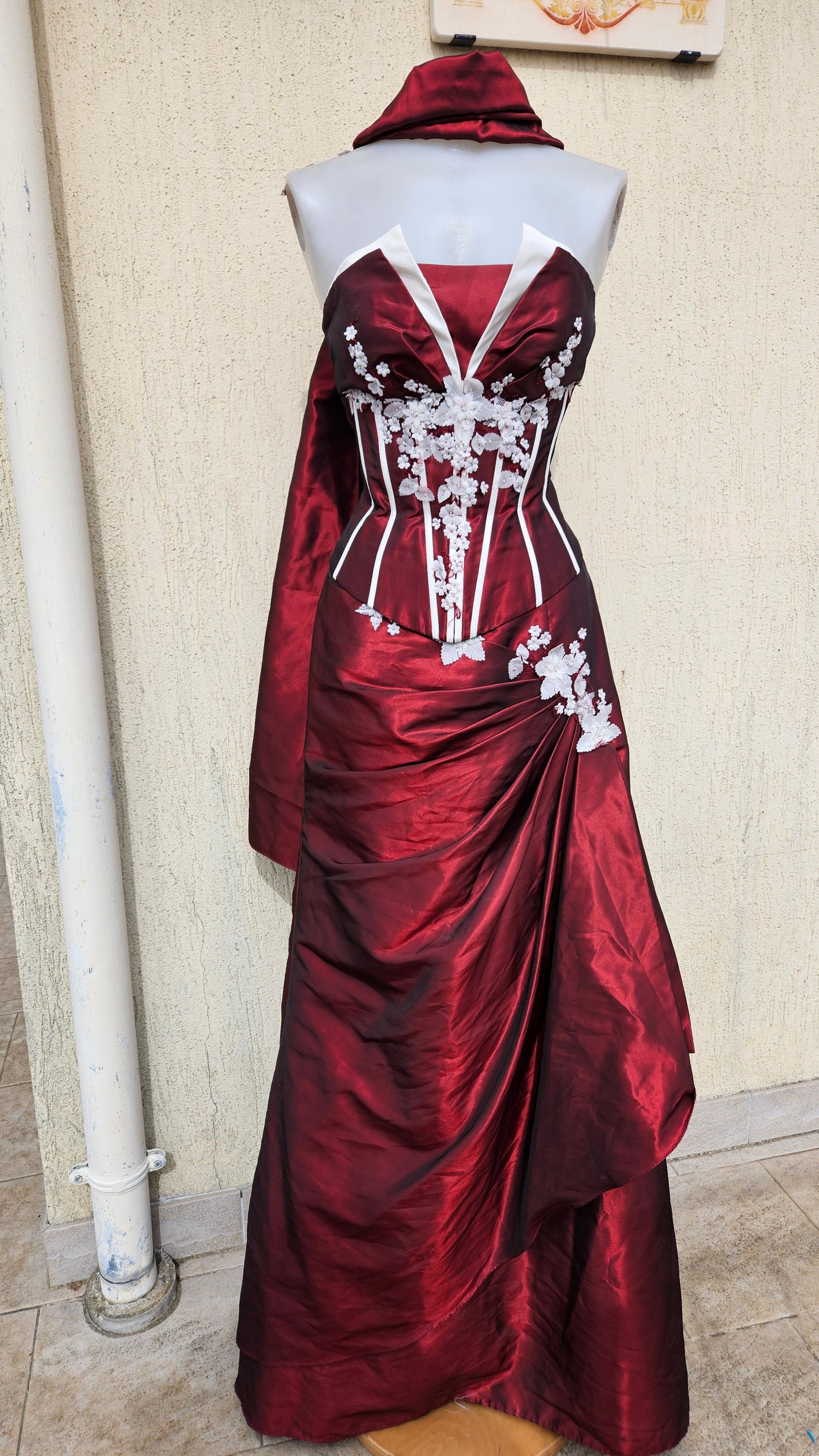 Conjunto de noche rojo y blanco