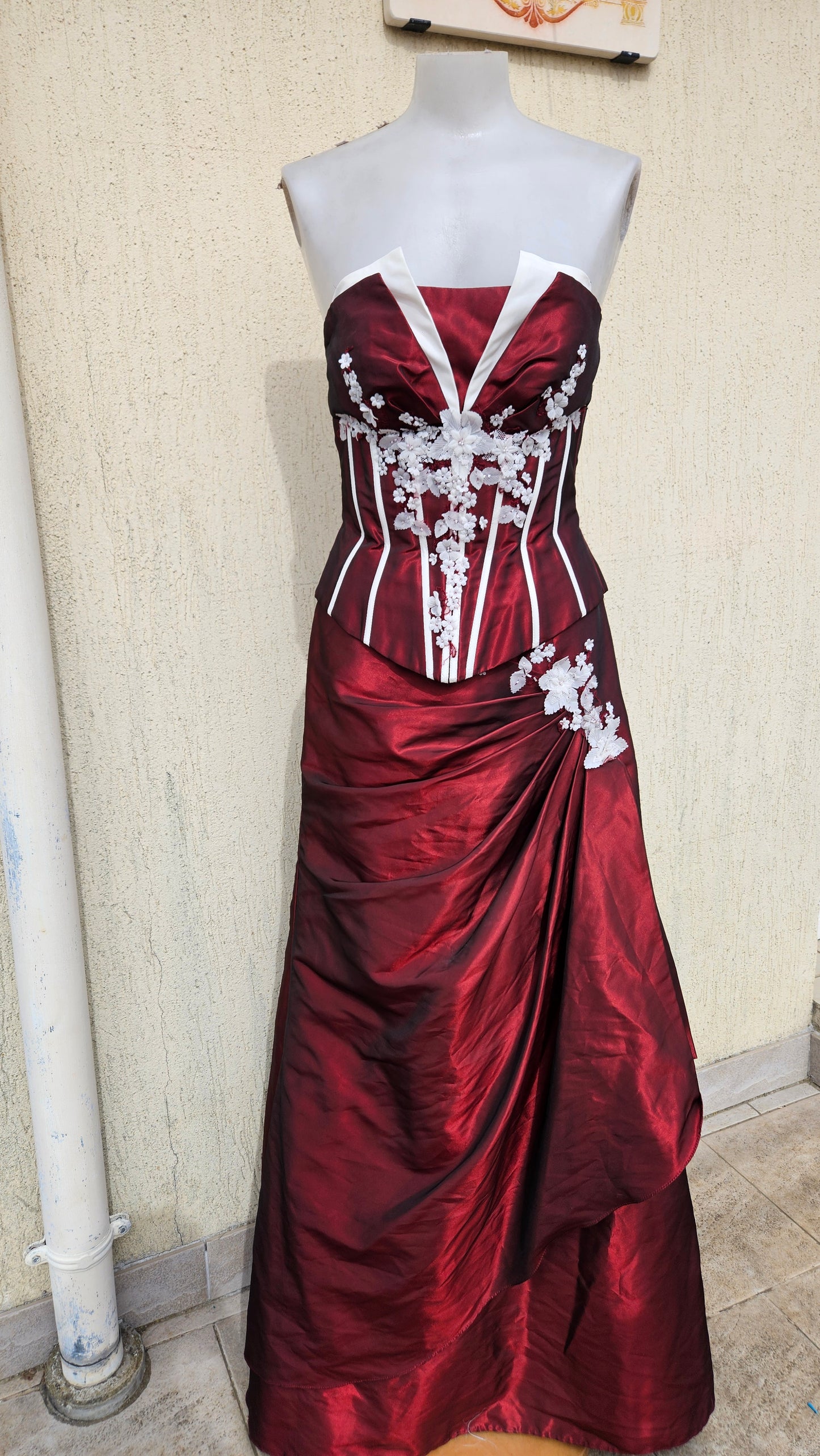 Conjunto de noche rojo y blanco
