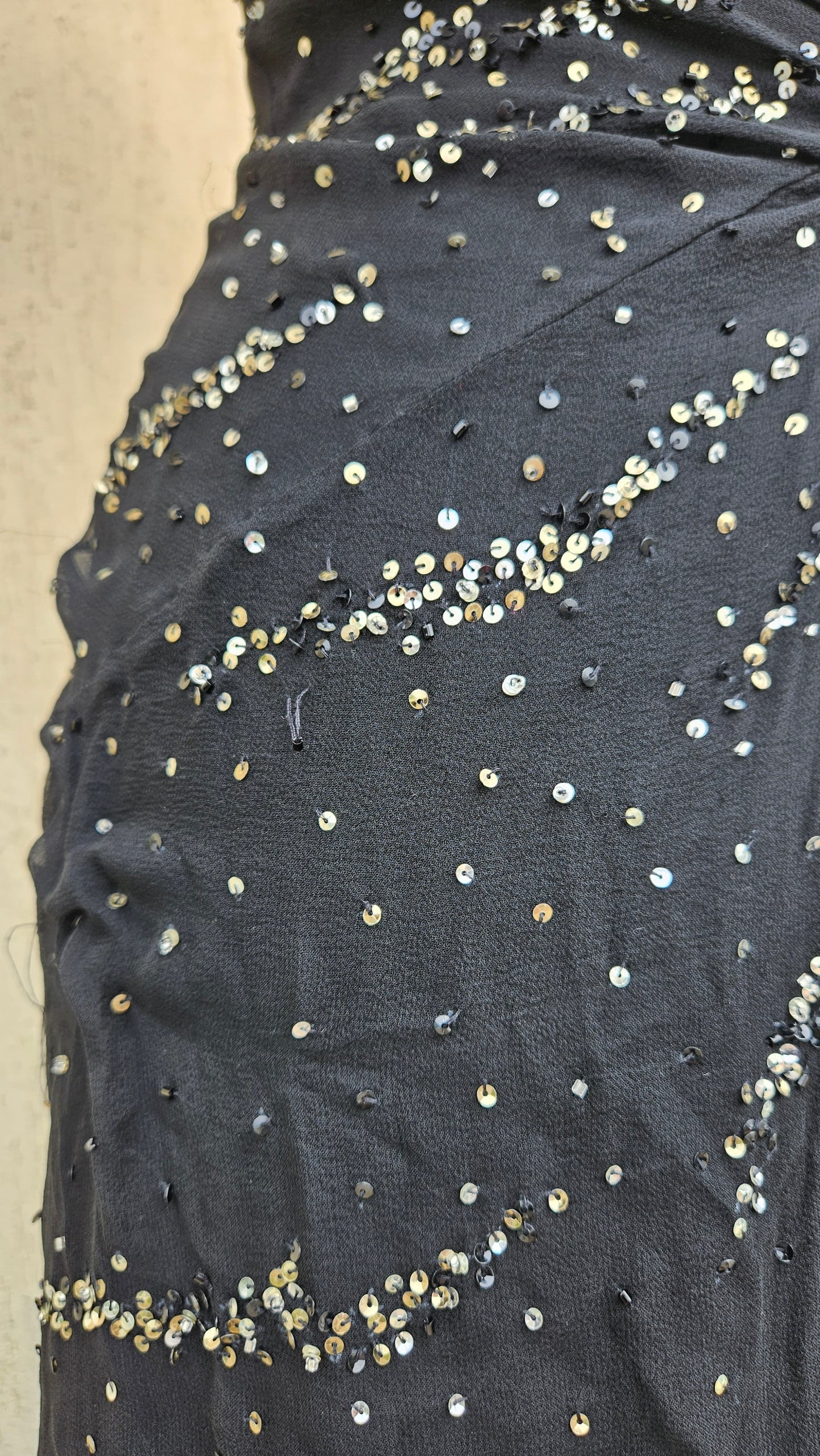 Robe noire en soie brodée