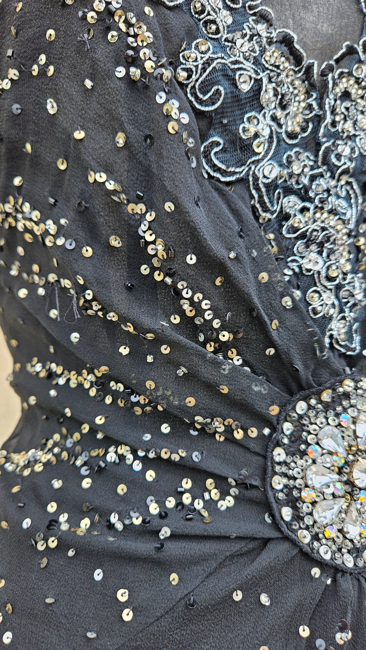 Robe noire en soie brodée