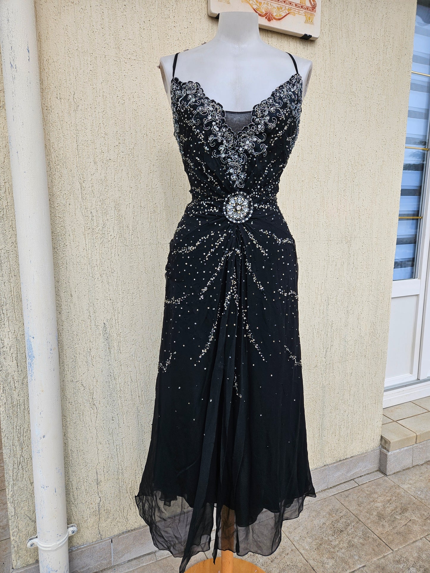 Robe noire en soie brodée