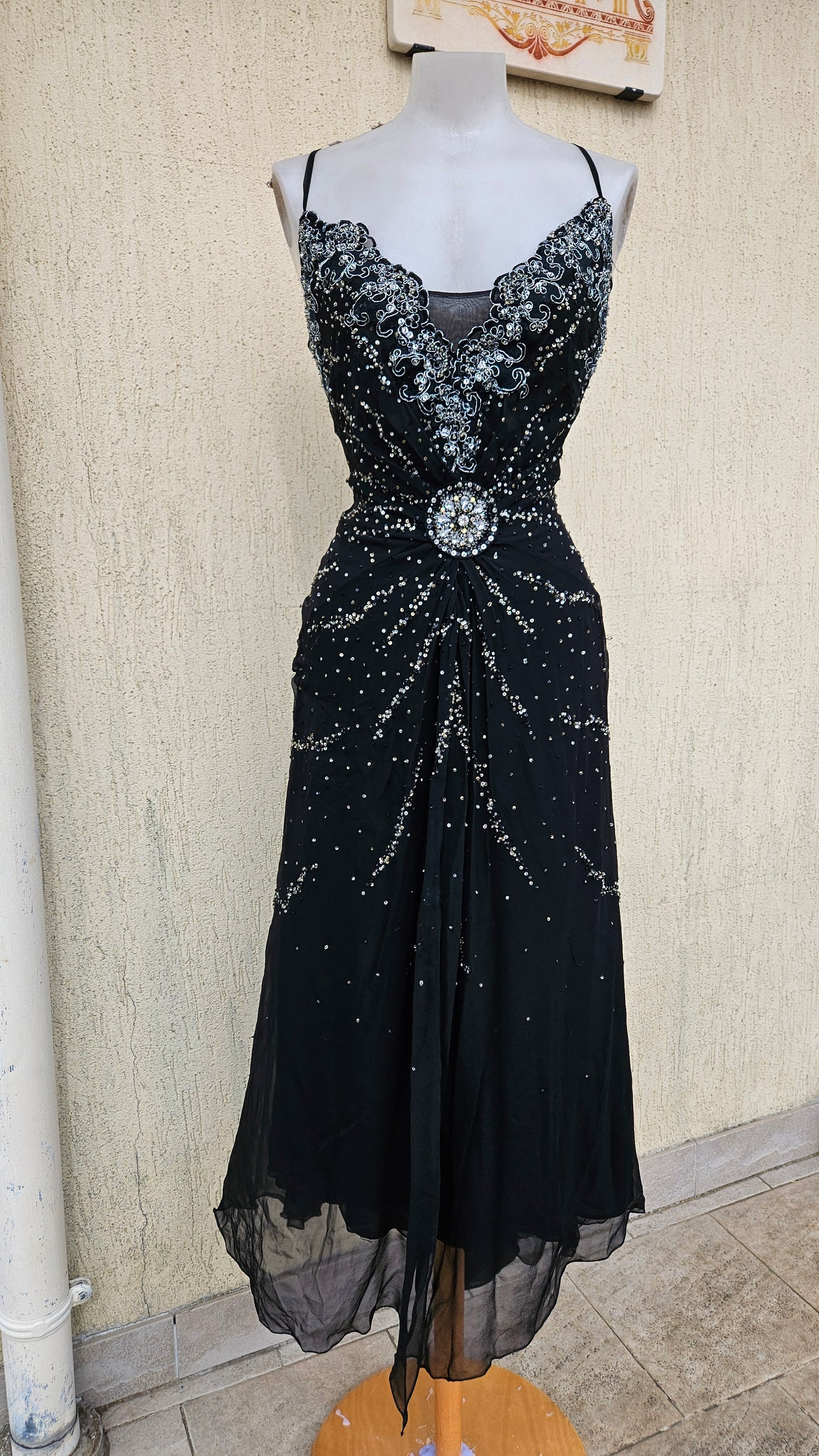 Robe noire en soie brodée