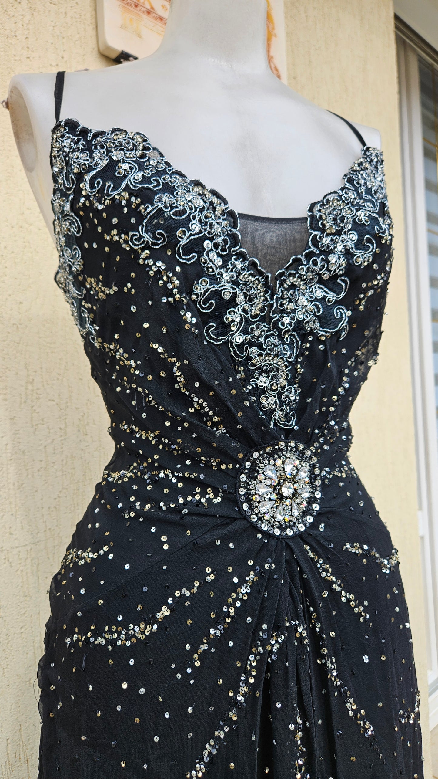 Robe noire en soie brodée