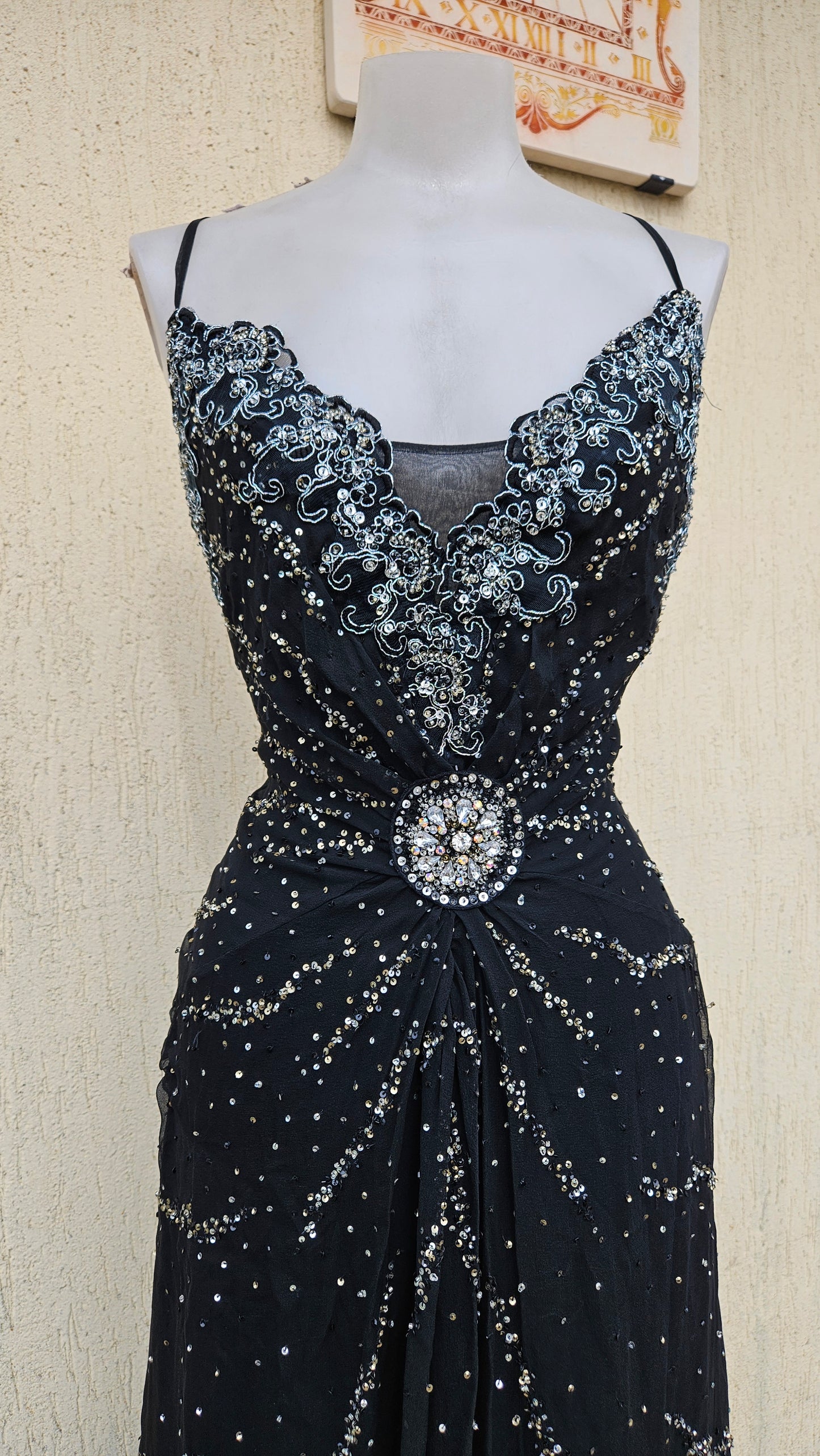 Robe noire en soie brodée