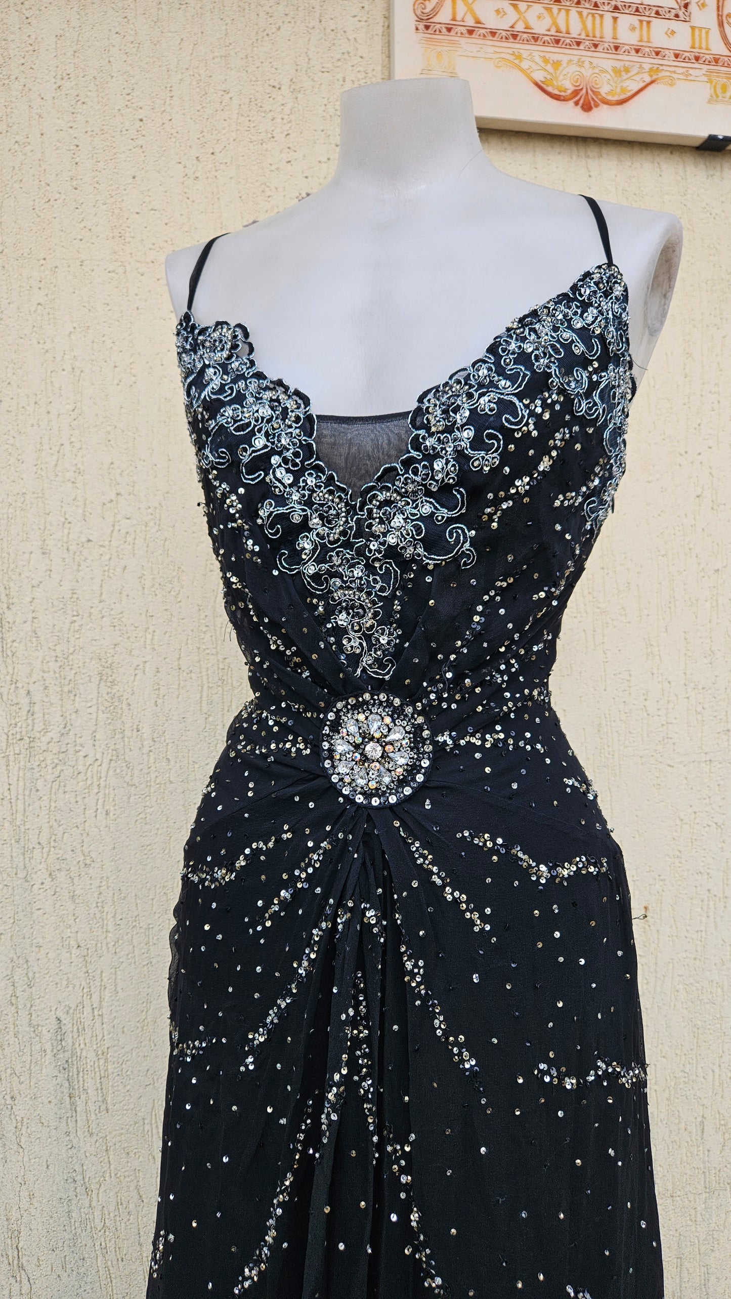 Robe noire en soie brodée