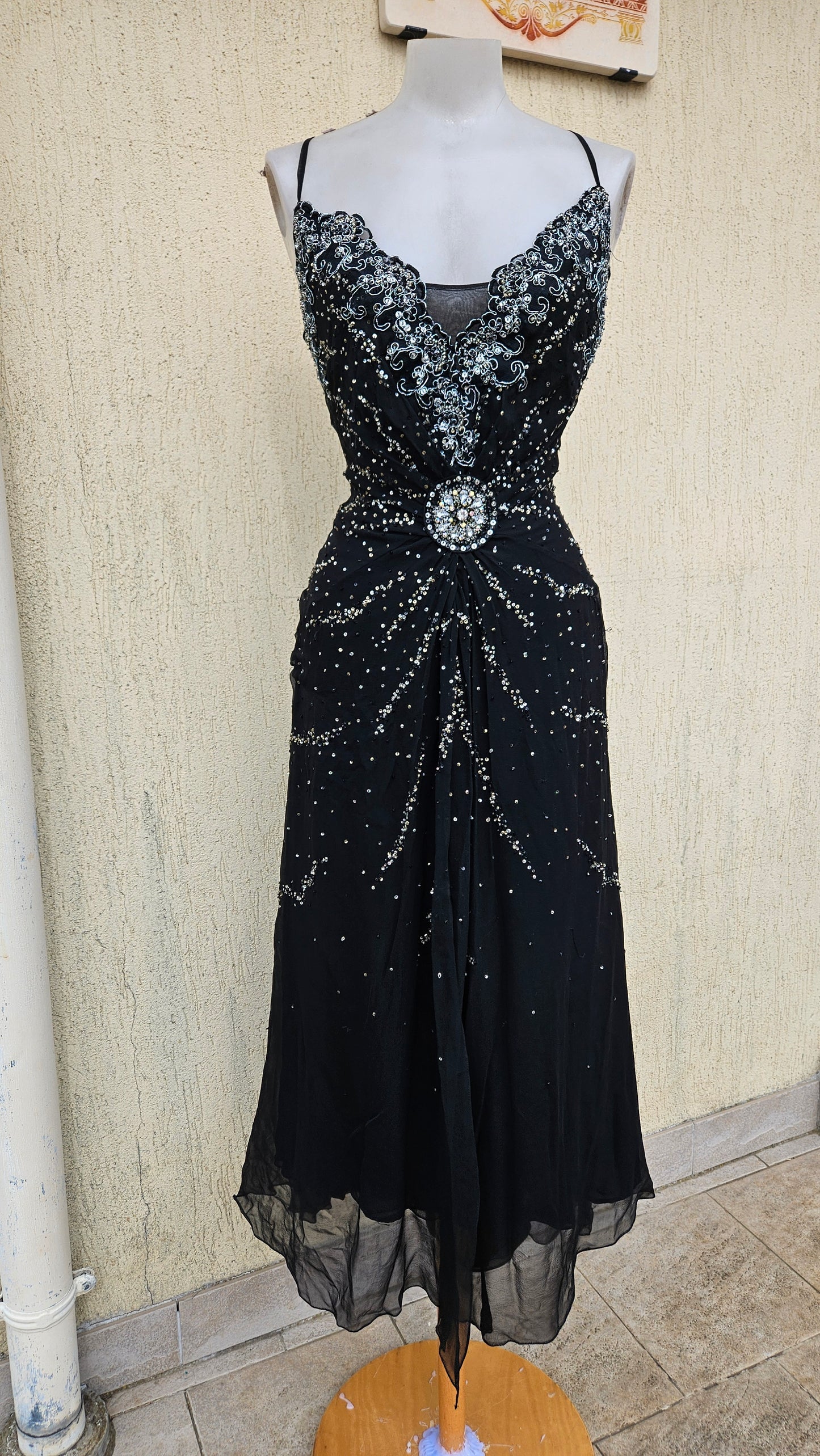 Robe noire en soie brodée
