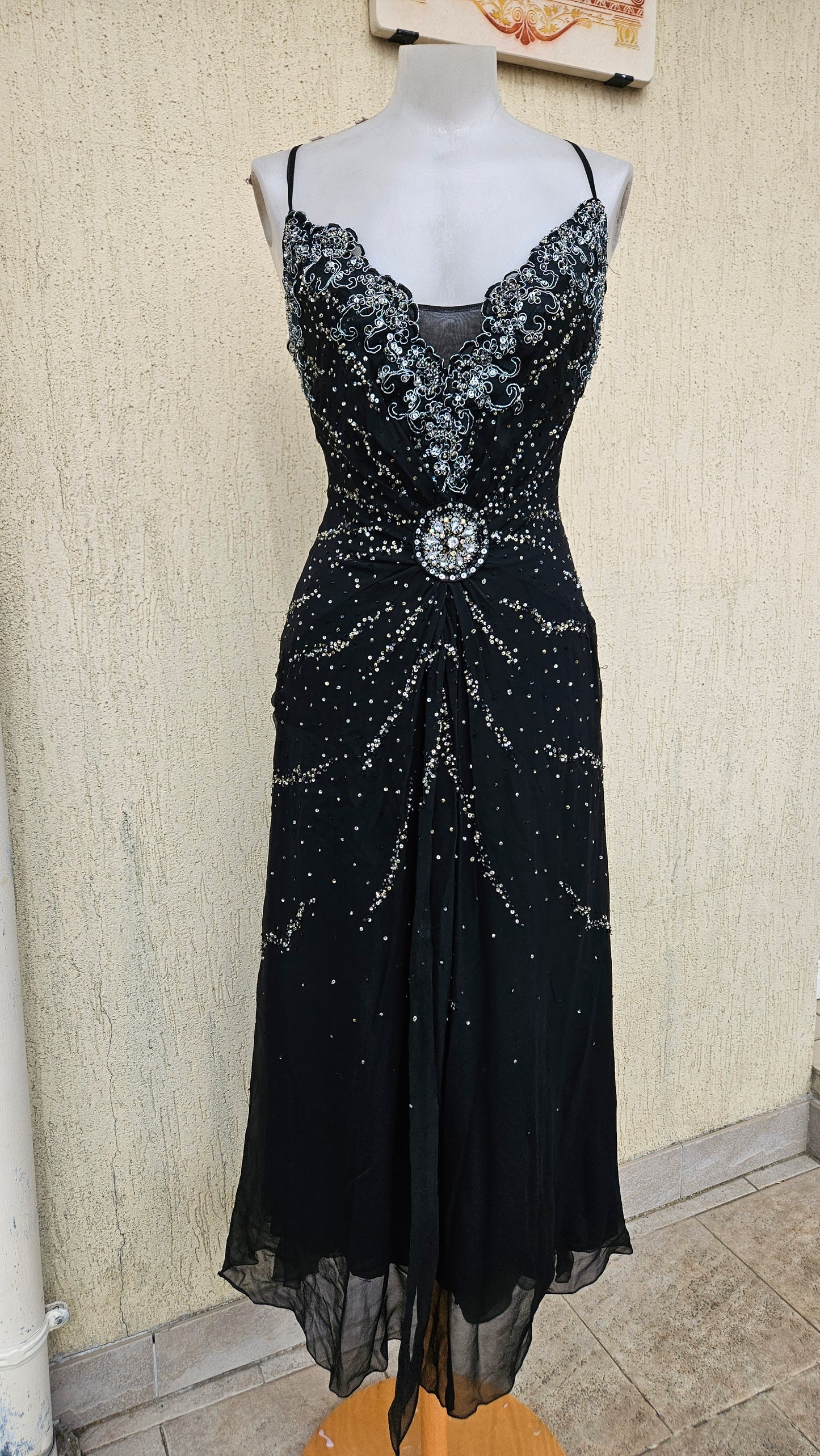 Robe noire en soie brodée
