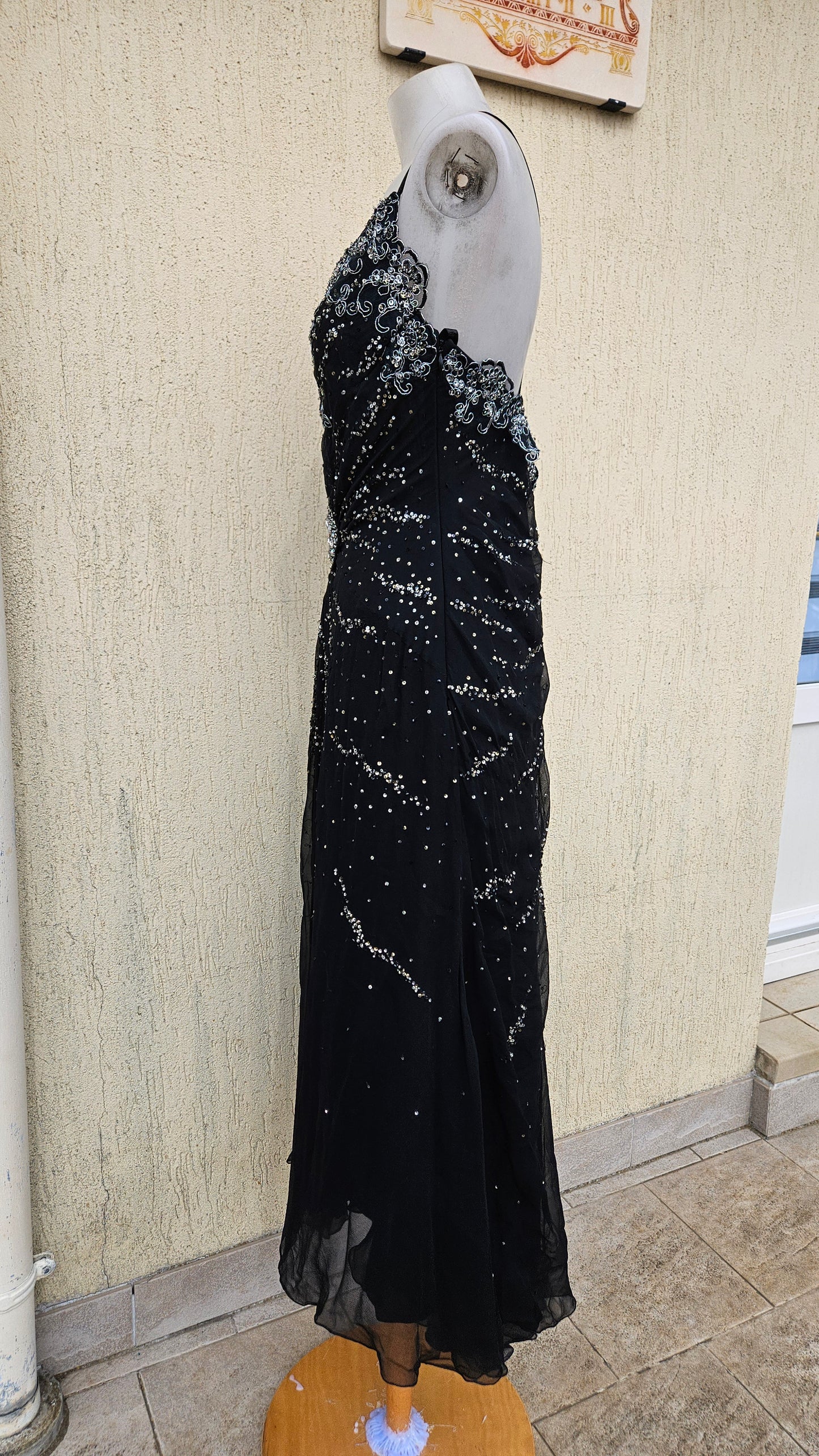 Robe noire en soie brodée