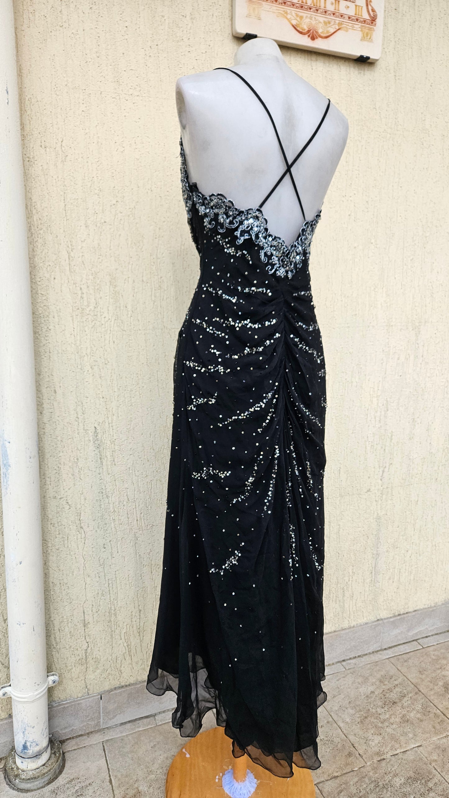 Robe noire en soie brodée