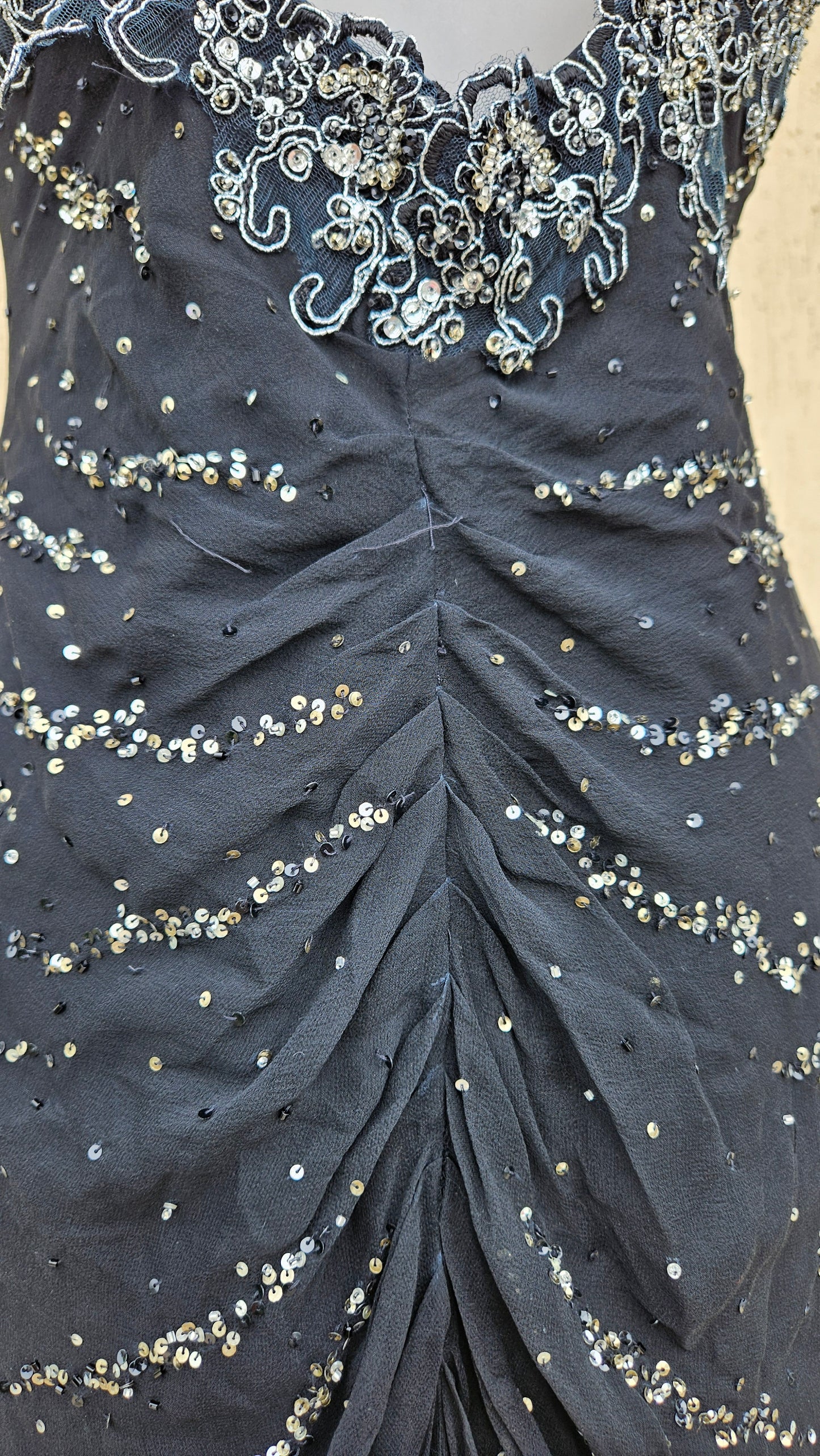 Robe noire en soie brodée