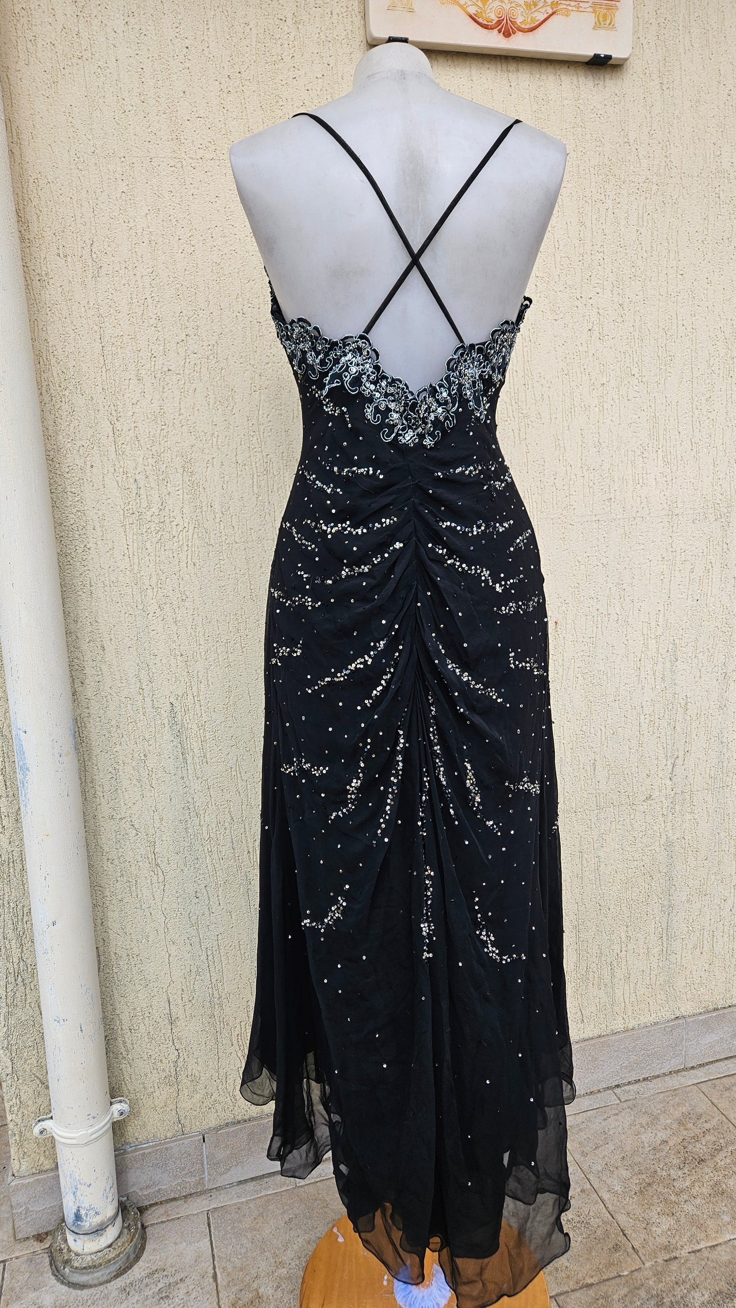 Robe noire en soie brodée