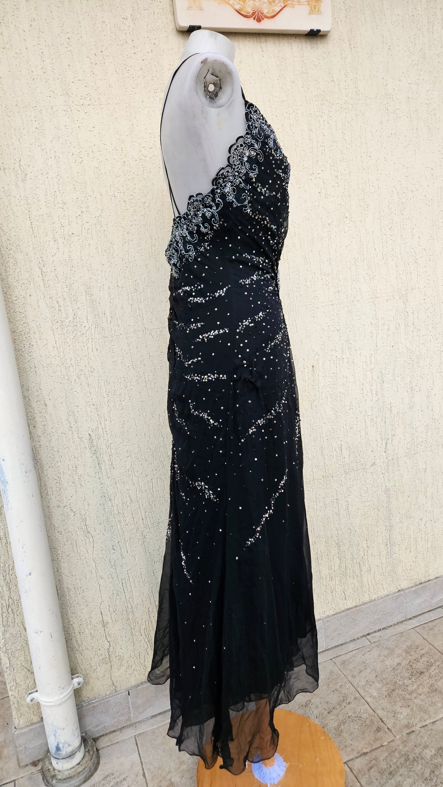 Robe noire en soie brodée