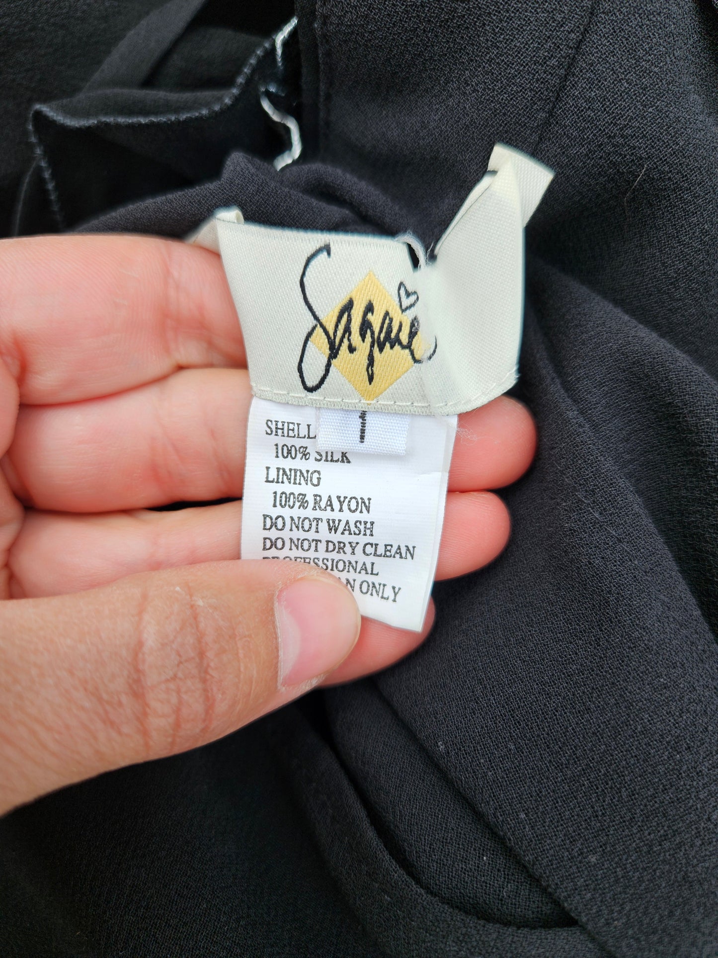 Robe noire en soie brodée