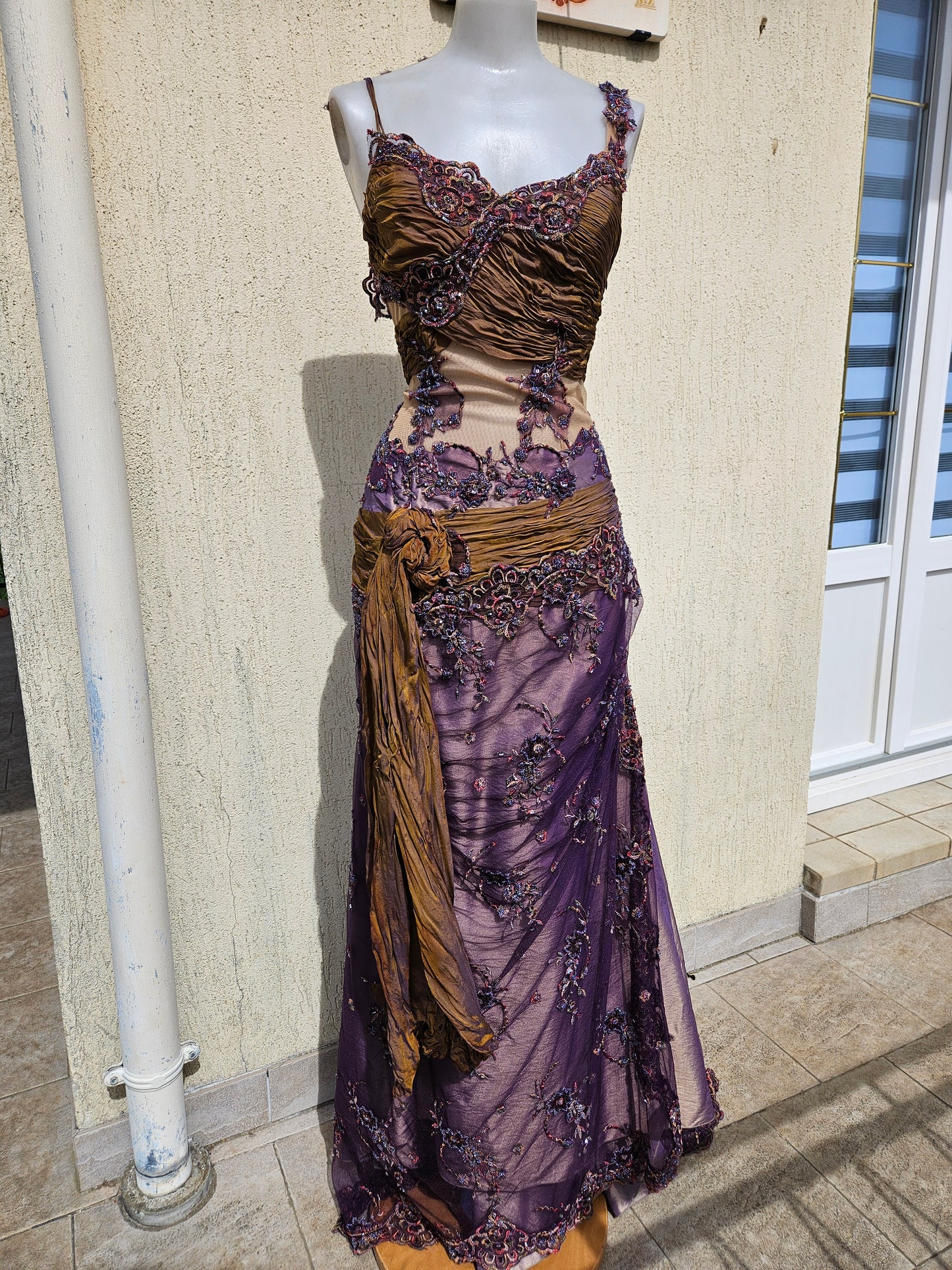 Robe asymétrique brodée violet et marron
