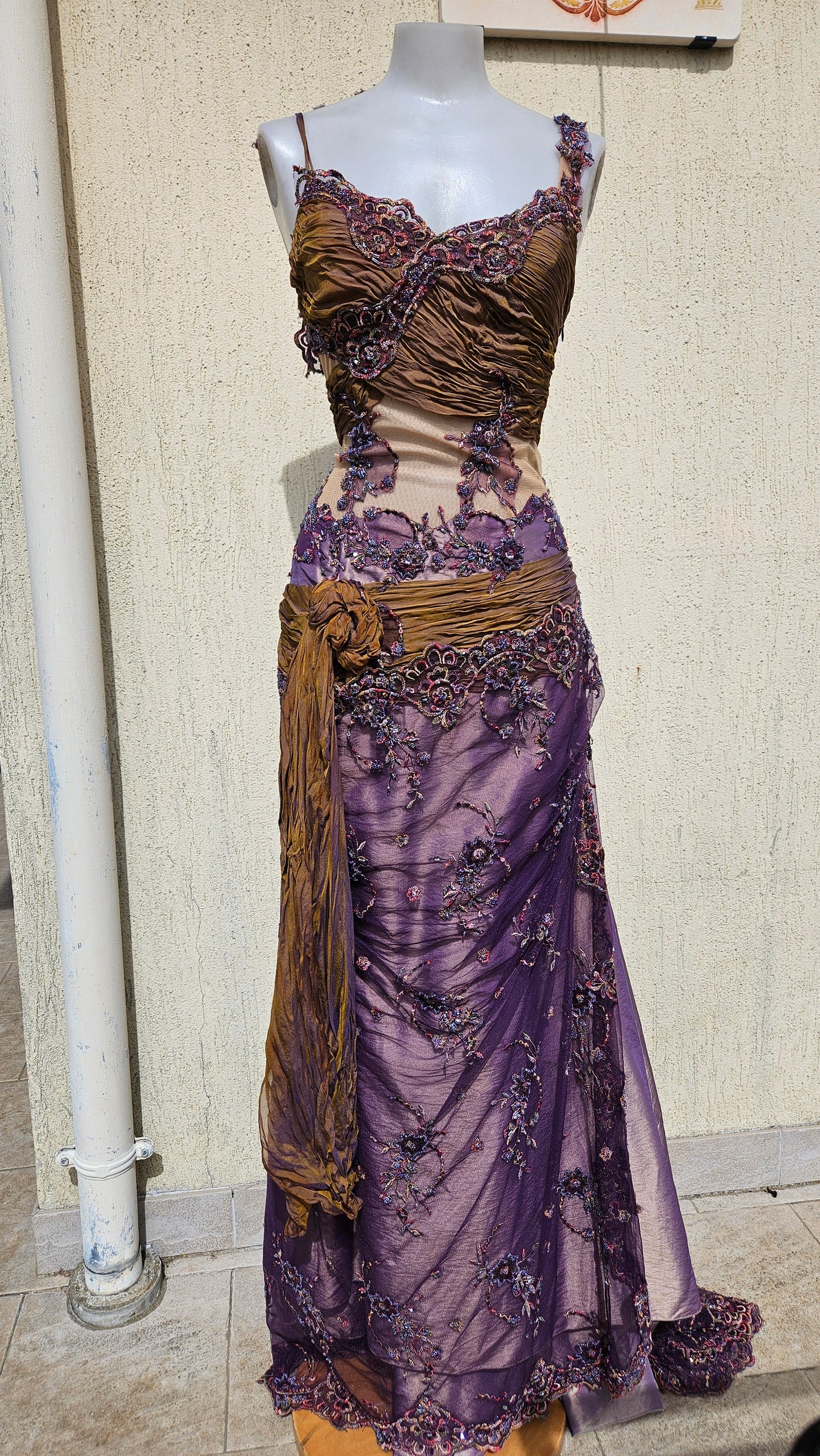 Robe asymétrique brodée violet et marron