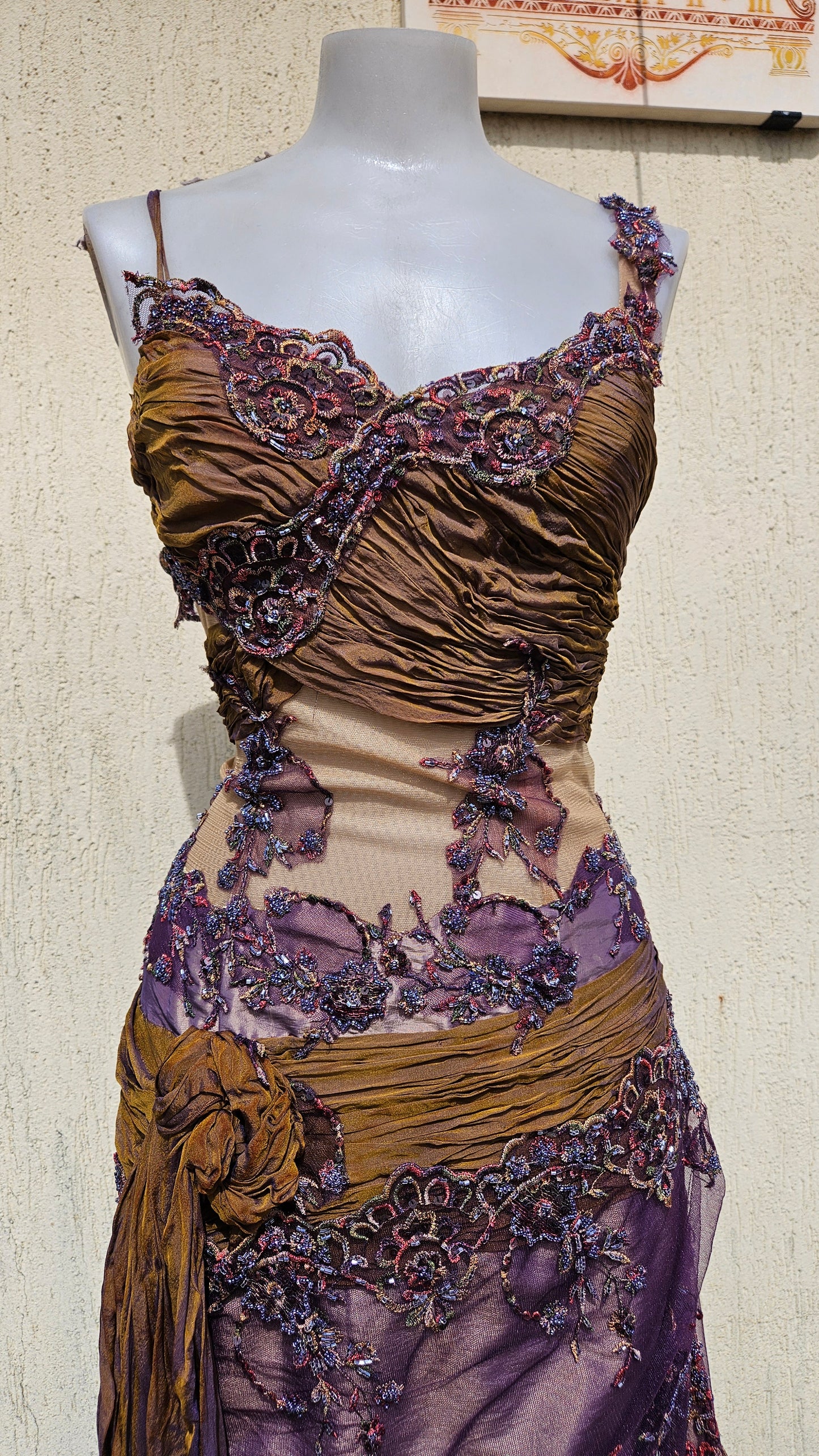 Robe asymétrique brodée violet et marron