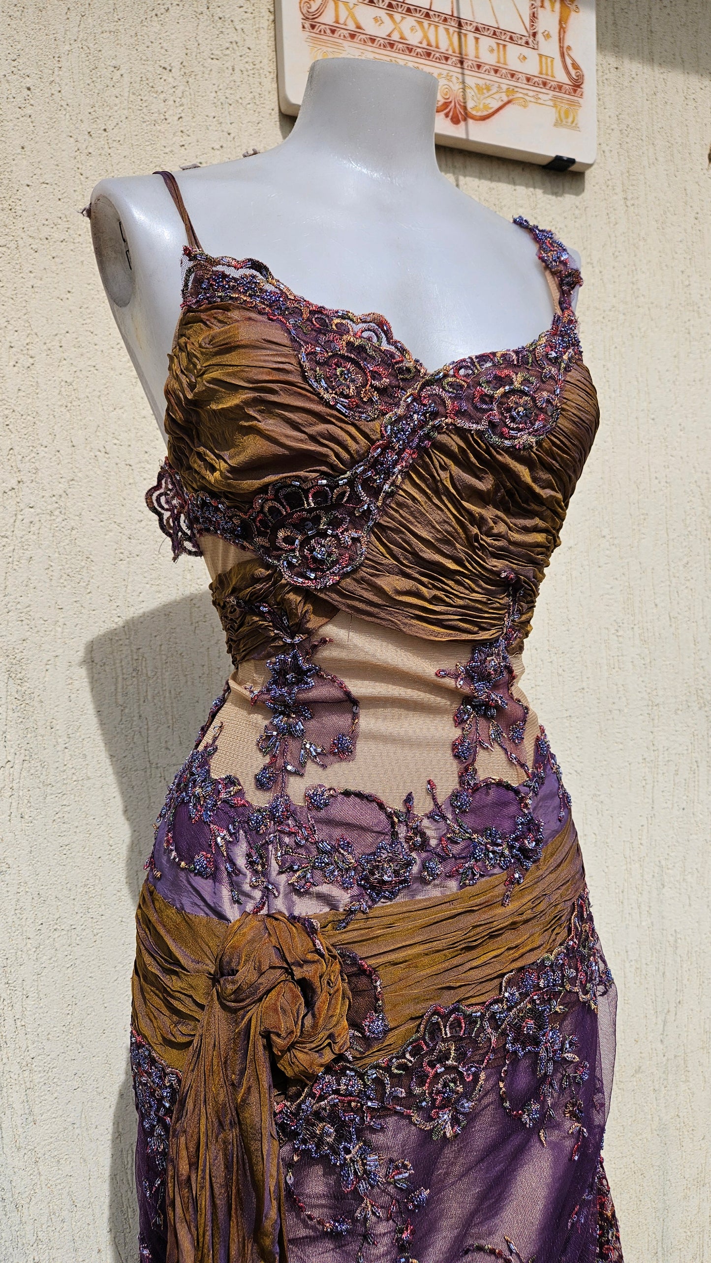 Robe asymétrique brodée violet et marron