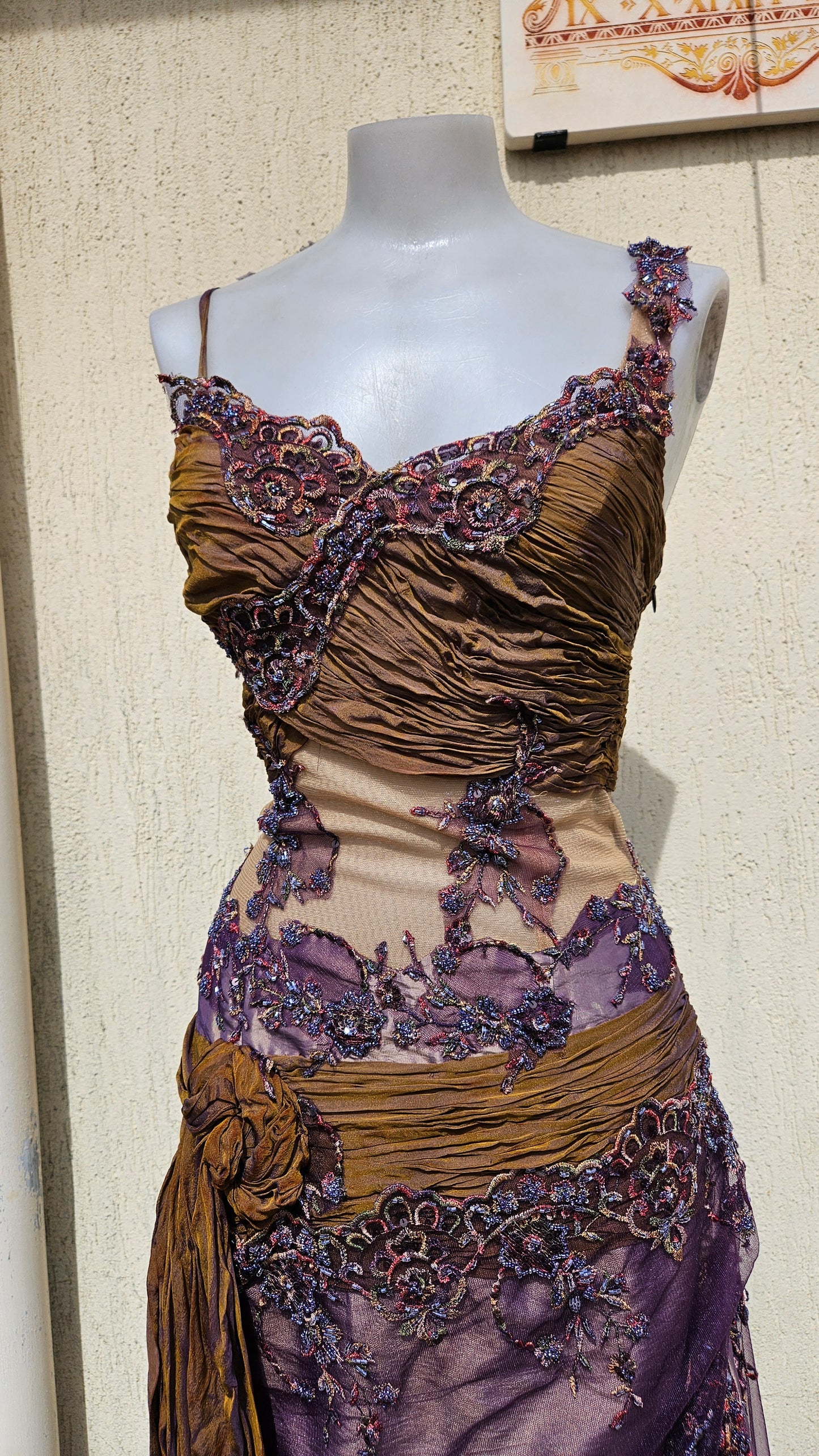 Robe asymétrique brodée violet et marron