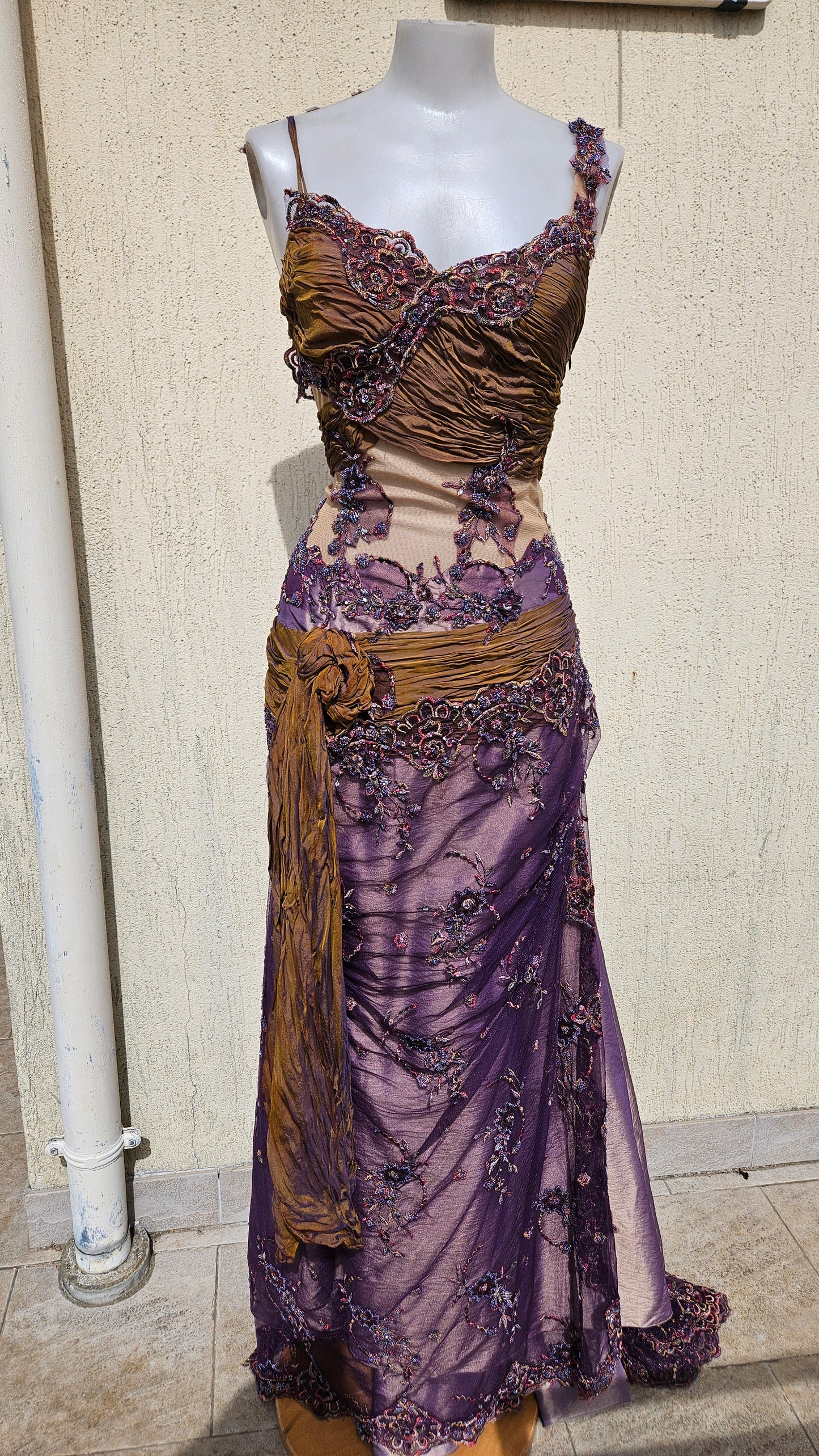 Robe asymétrique brodée violet et marron