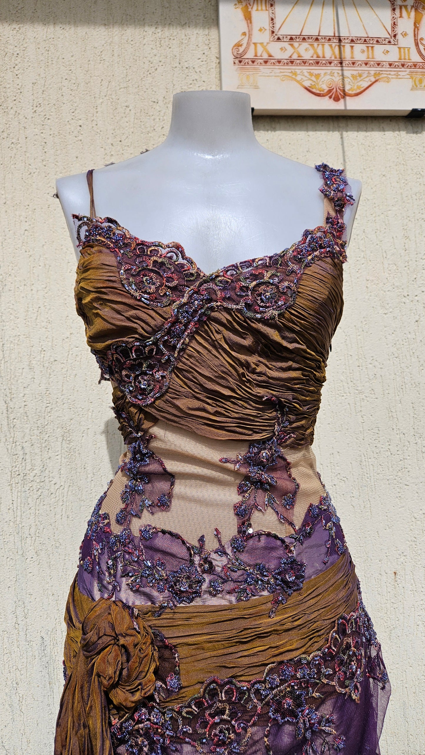 Robe asymétrique brodée violet et marron