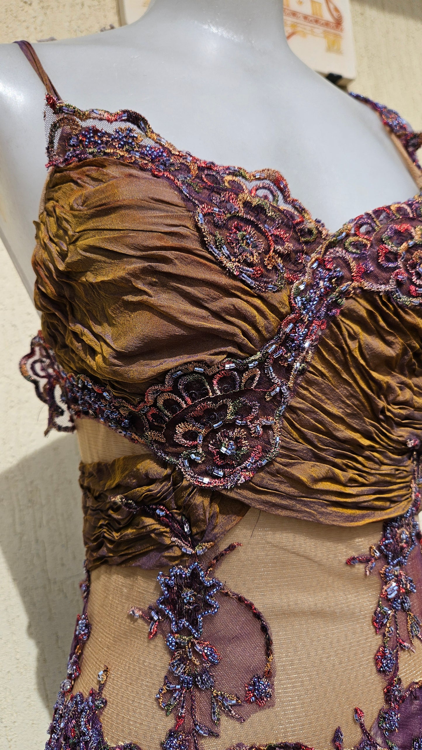 Robe asymétrique brodée violet et marron