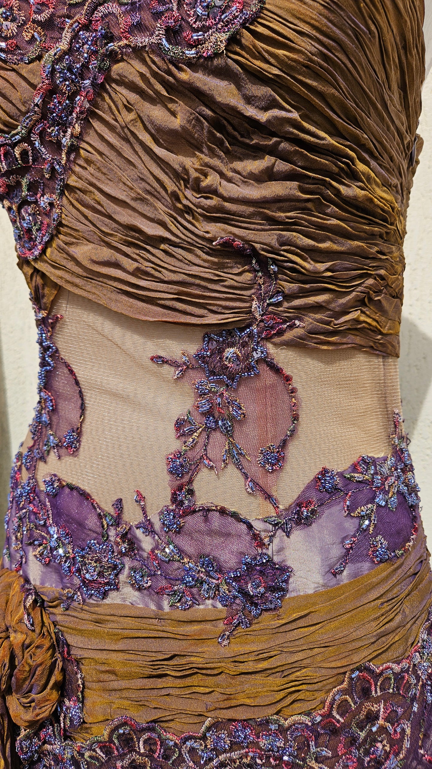 Robe asymétrique brodée violet et marron