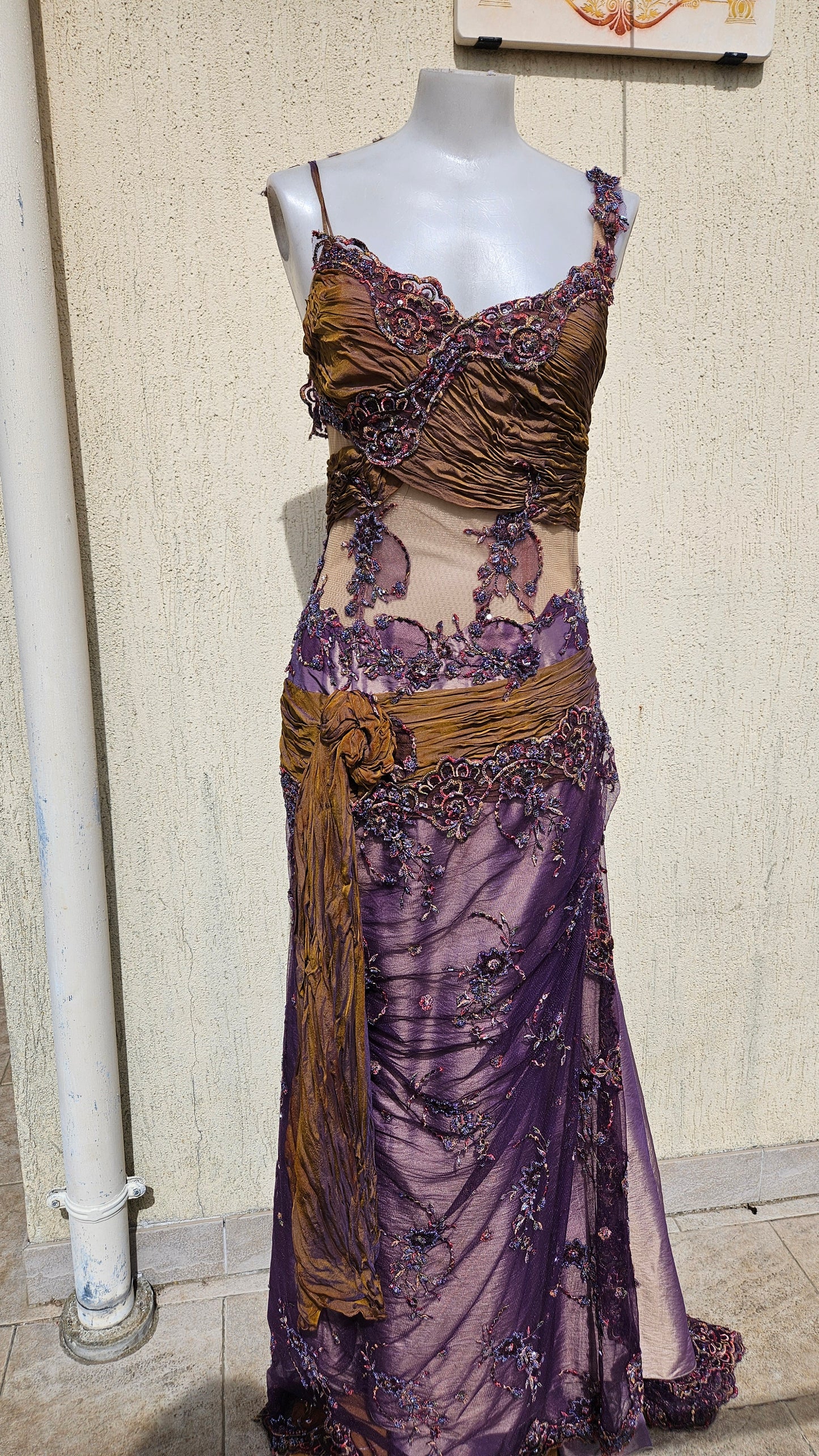 Robe asymétrique brodée violet et marron