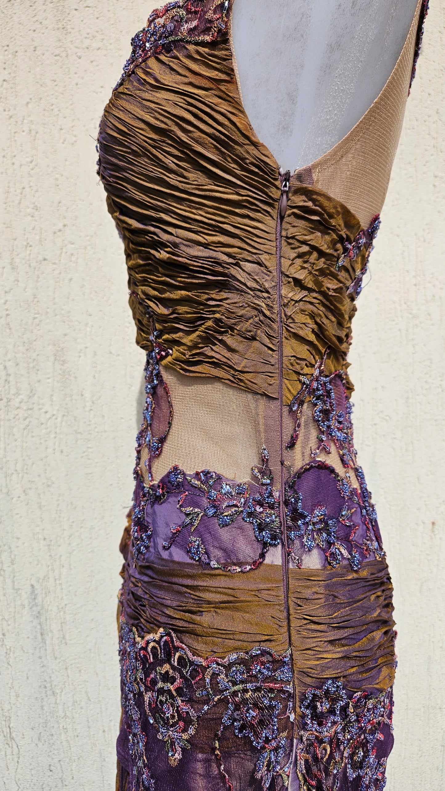 Robe asymétrique brodée violet et marron