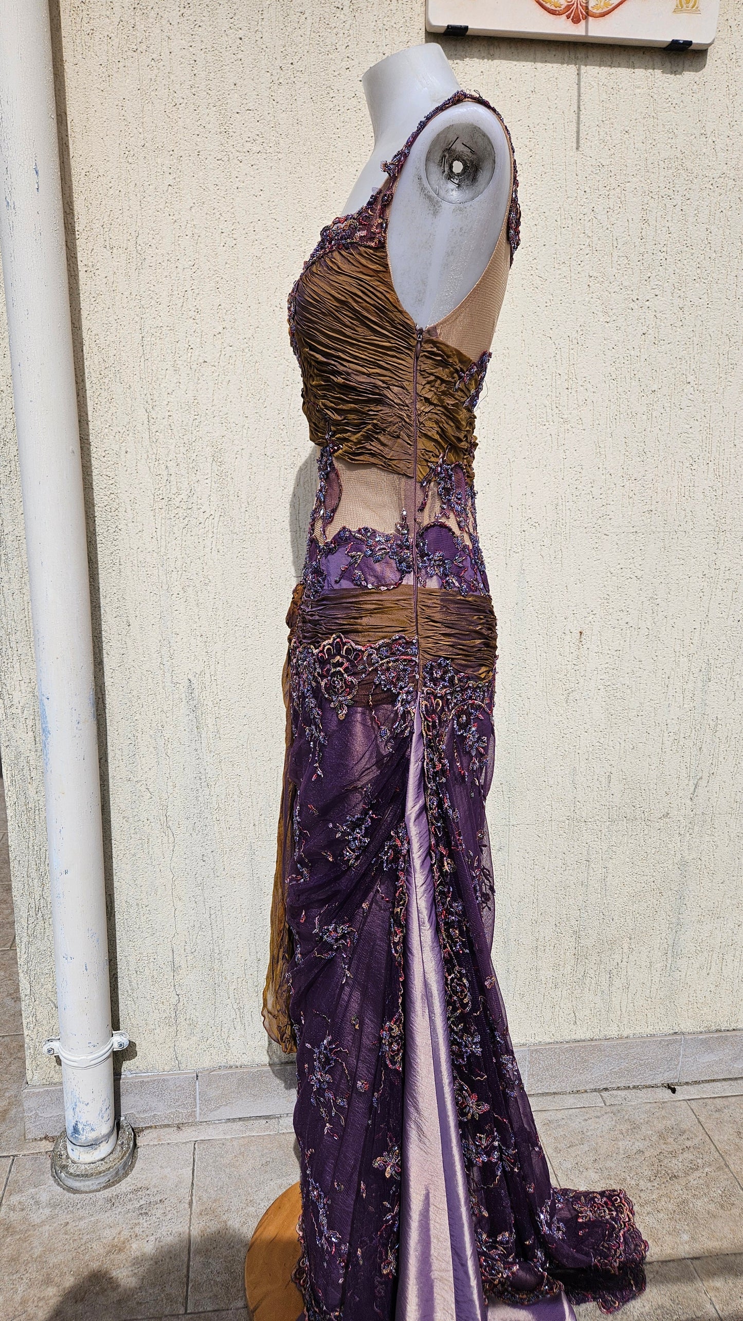 Robe asymétrique brodée violet et marron