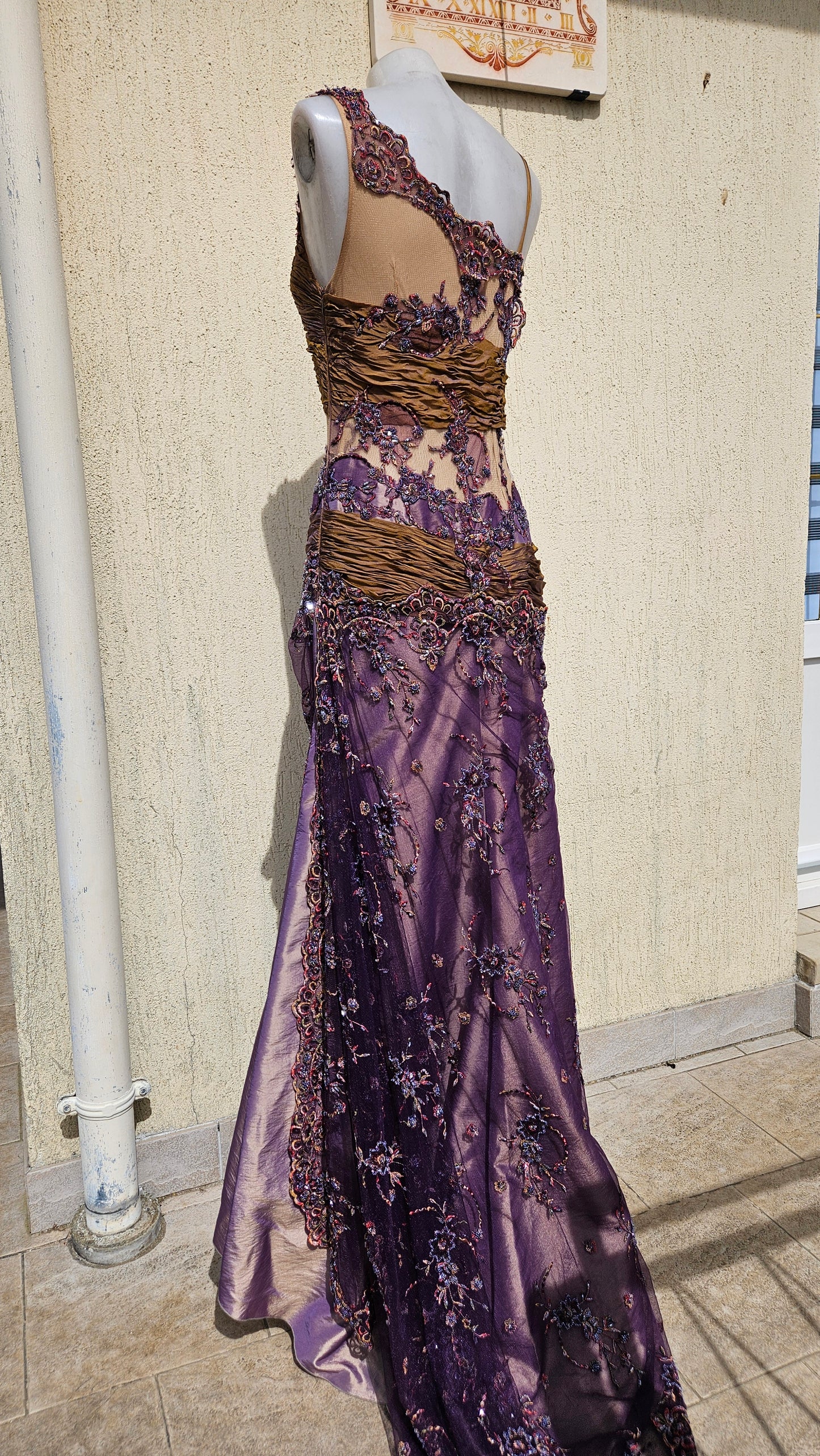 Robe asymétrique brodée violet et marron