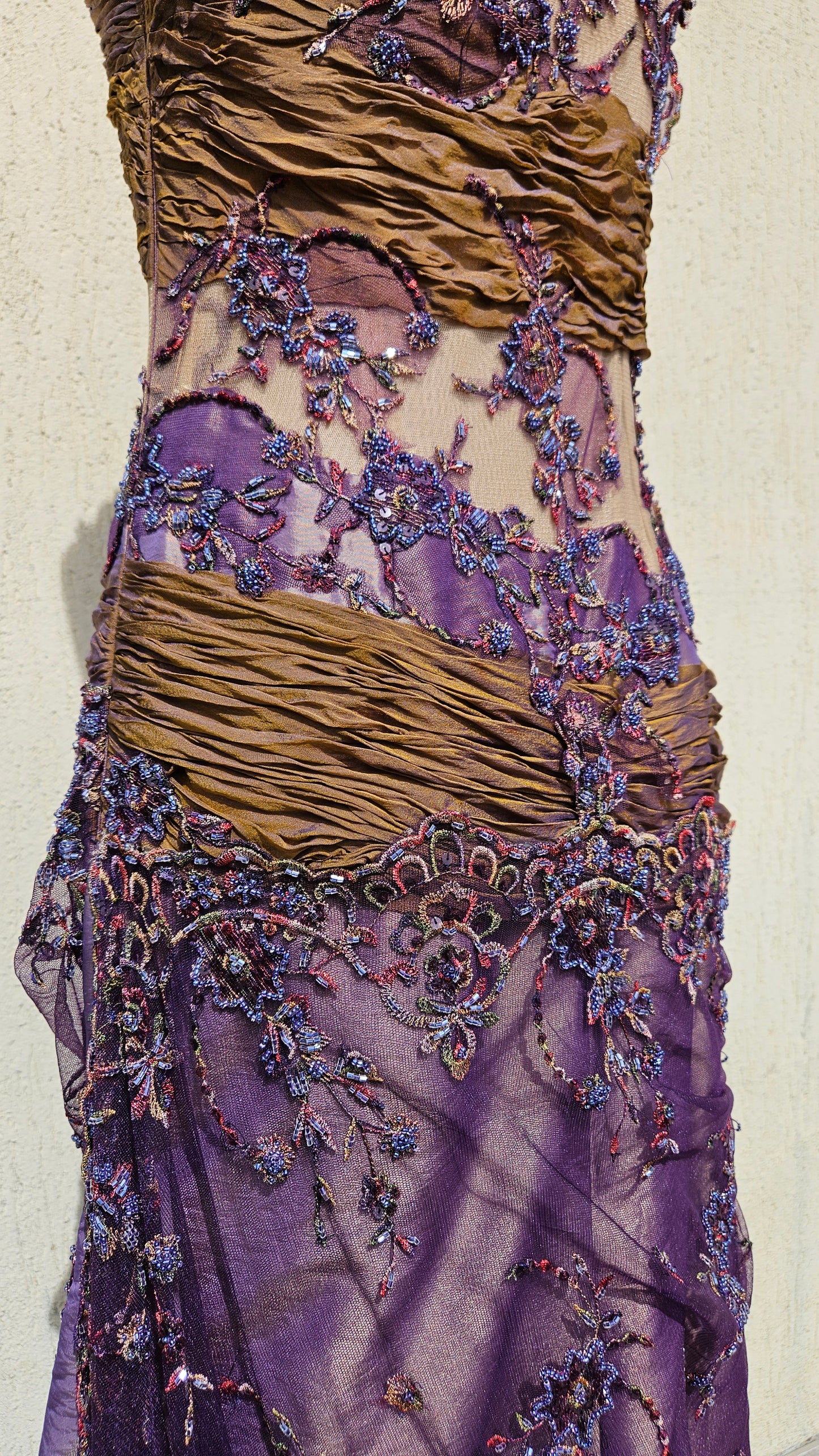 Robe asymétrique brodée violet et marron