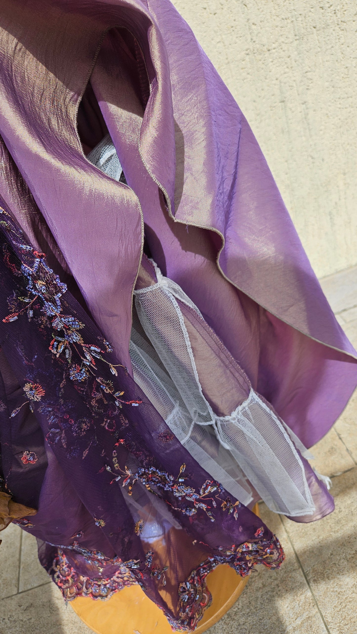 Robe asymétrique brodée violet et marron