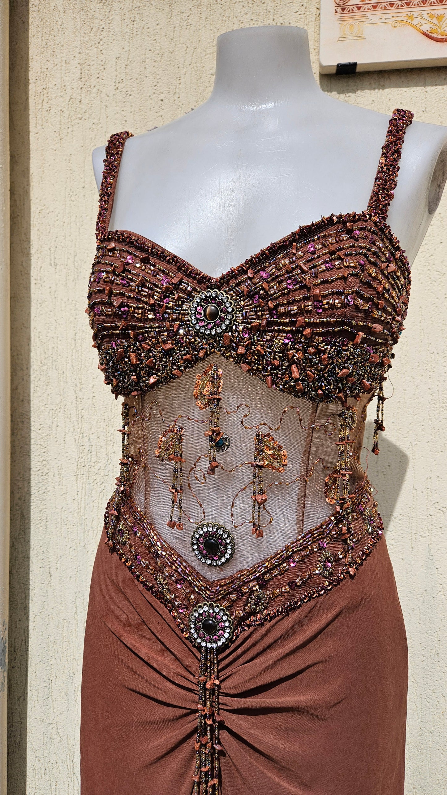Robe brodée marron
