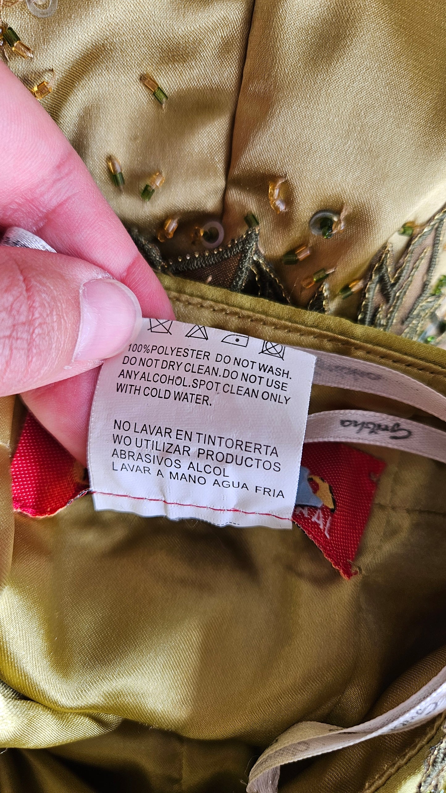 Vestido verde bordado con espalda descubierta