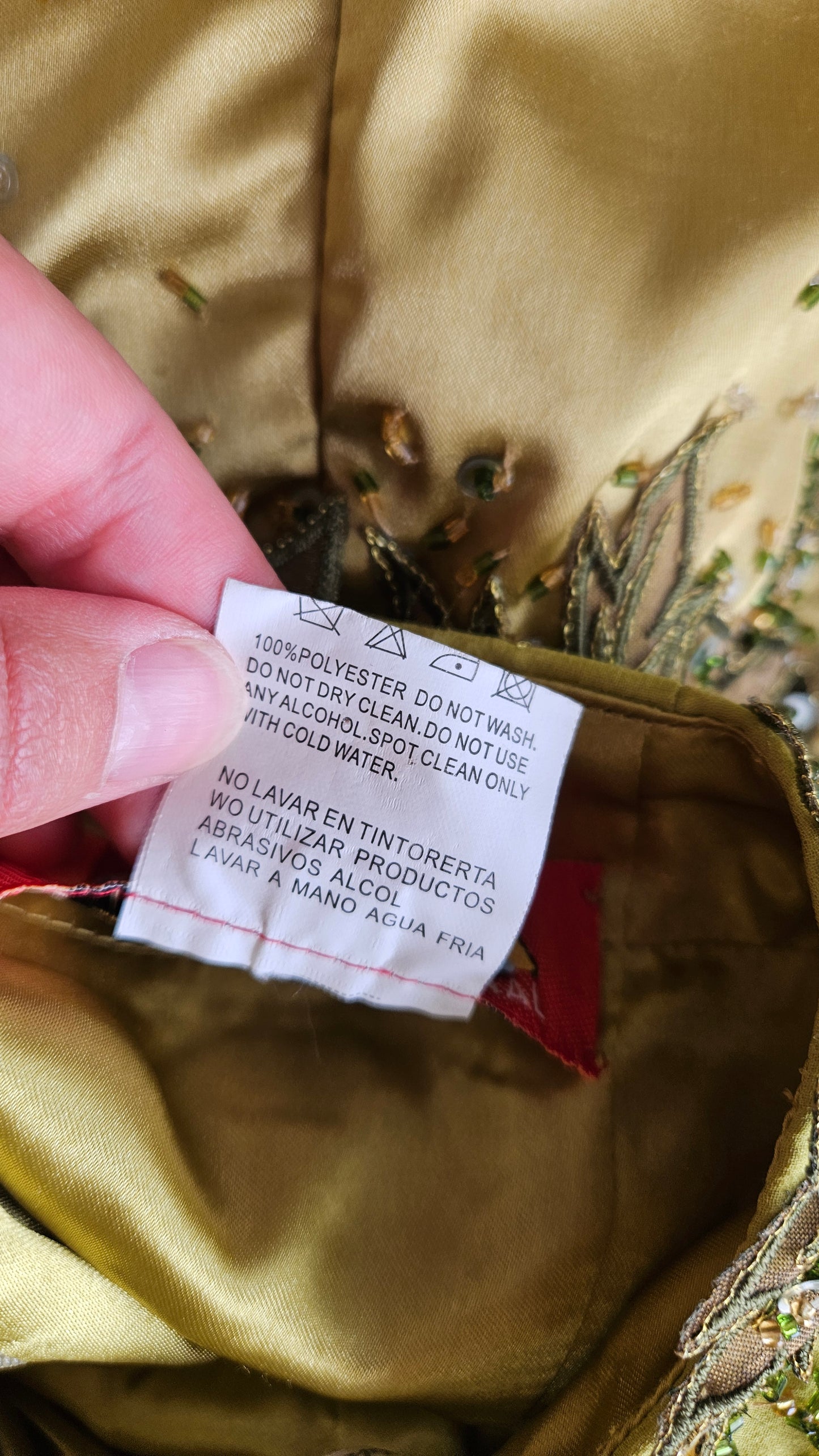 Vestido verde bordado con espalda descubierta