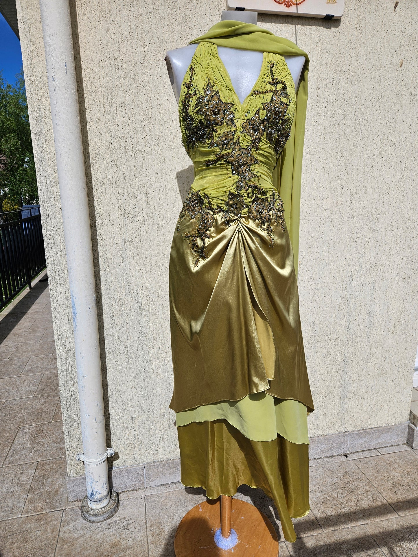Vestido verde bordado con espalda descubierta
